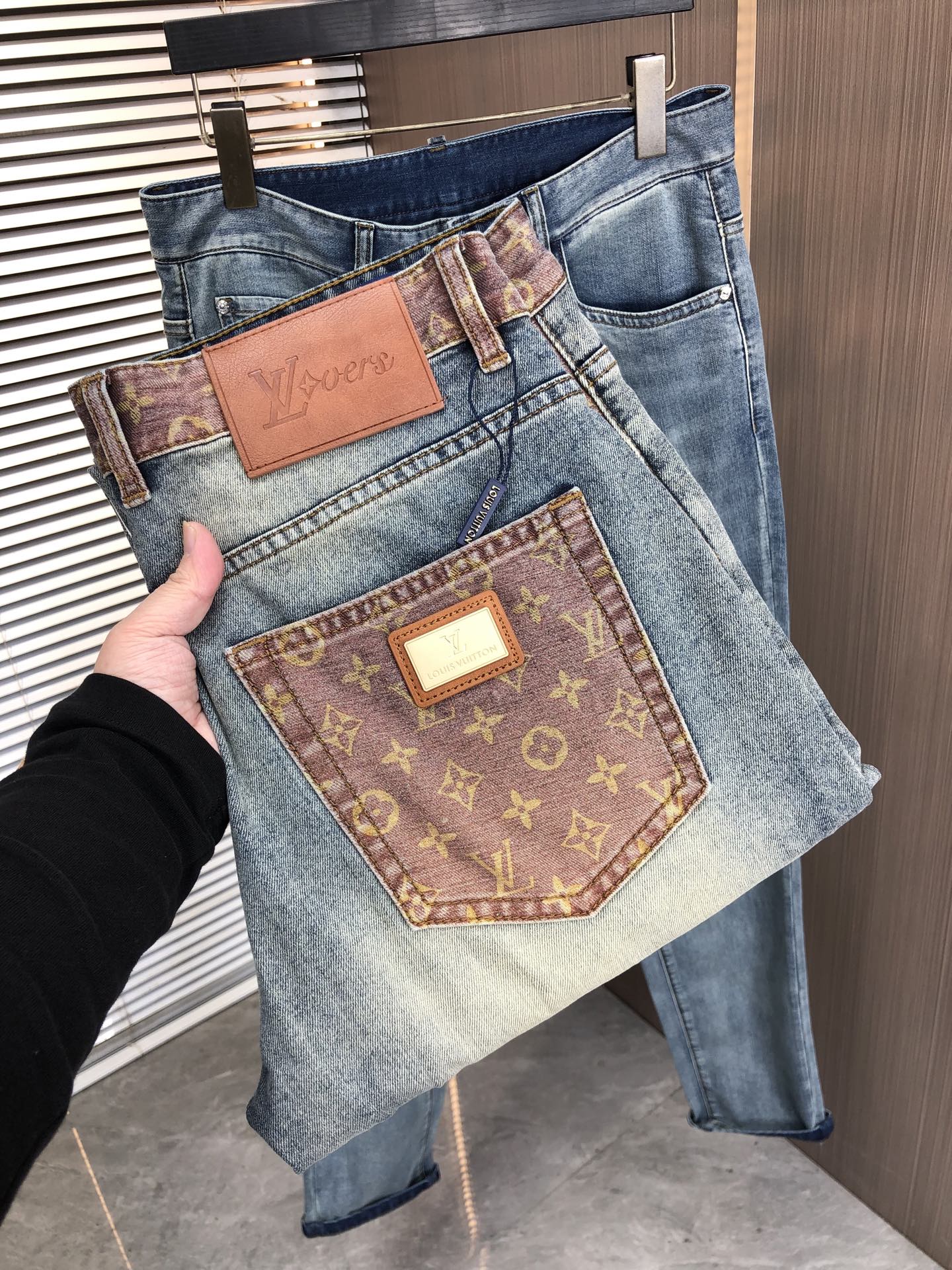 NO:933537,Quantity price!  !  !  LV Louis Vuitton spring and summer slim straight jeans!  Heavy fermentation and washing process, lyocell color-locked denim fabric, elastic upper body, very comfortable, very classy to wear, needless to say the style and cut of the pants, the G net logo is highly recognizable!  Truly a first-class top trendy product!  Really top-notch jeans with outstanding quality. They have been washed with heavy fermentation and milling to make them very soft!  The upper body is absolutely stylish!  !  !  Size 29——3837,,louis vuitton,louis vuitton,jeans,19860909跑量款价！！！ LV 路易威登春夏修身直筒牛仔裤！重工酵磨水洗工艺,莱赛尔锁色牛仔面料,带弹力上身非常舒适,穿出去非常有档次,裤型款式和裁剪亦无需多言 ,G网Logo辨识度极高！真正一等一顶级潮品！真正殿堂级的牛仔裤,品质卓然,经过重工酵磨水洗使得裤子很柔软！上身绝对的有型！！！尺码29——3837,,louis vuitton,louis vuitton,jeans,,Men's clothing