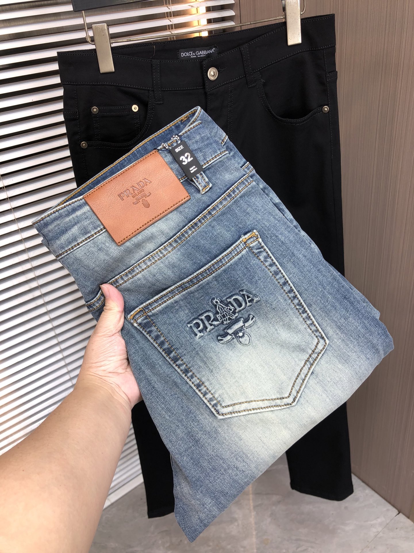 NO:933558,PRADA spring and summer slim straight jeans!  Heavy fermentation and washing process, lyocell color-locked denim fabric, elastic upper body, very comfortable, very classy to wear, needless to say the style and cut of the pants, the G net logo is highly recognizable!  Truly a first-class top trendy product!  Really top-notch jeans with outstanding quality. They have been washed with heavy fermentation and milling to make them very soft!  The upper body is absolutely stylish!  !  !  Size 29——3837,,prada,prada,jeans,19860909普拉达 PRADA春夏修身直筒牛仔裤！重工酵磨水洗工艺,莱赛尔锁色牛仔面料,带弹力上身非常舒适,穿出去非常有档次,裤型款式和裁剪亦无需多言 ,G网Logo辨识度极高！真正一等一顶级潮品！真正殿堂级的牛仔裤,品质卓然,经过重工酵磨水洗使得裤子很柔软！上身绝对的有型！！！尺码29——3837,,prada,prada,jeans,,Men's clothing