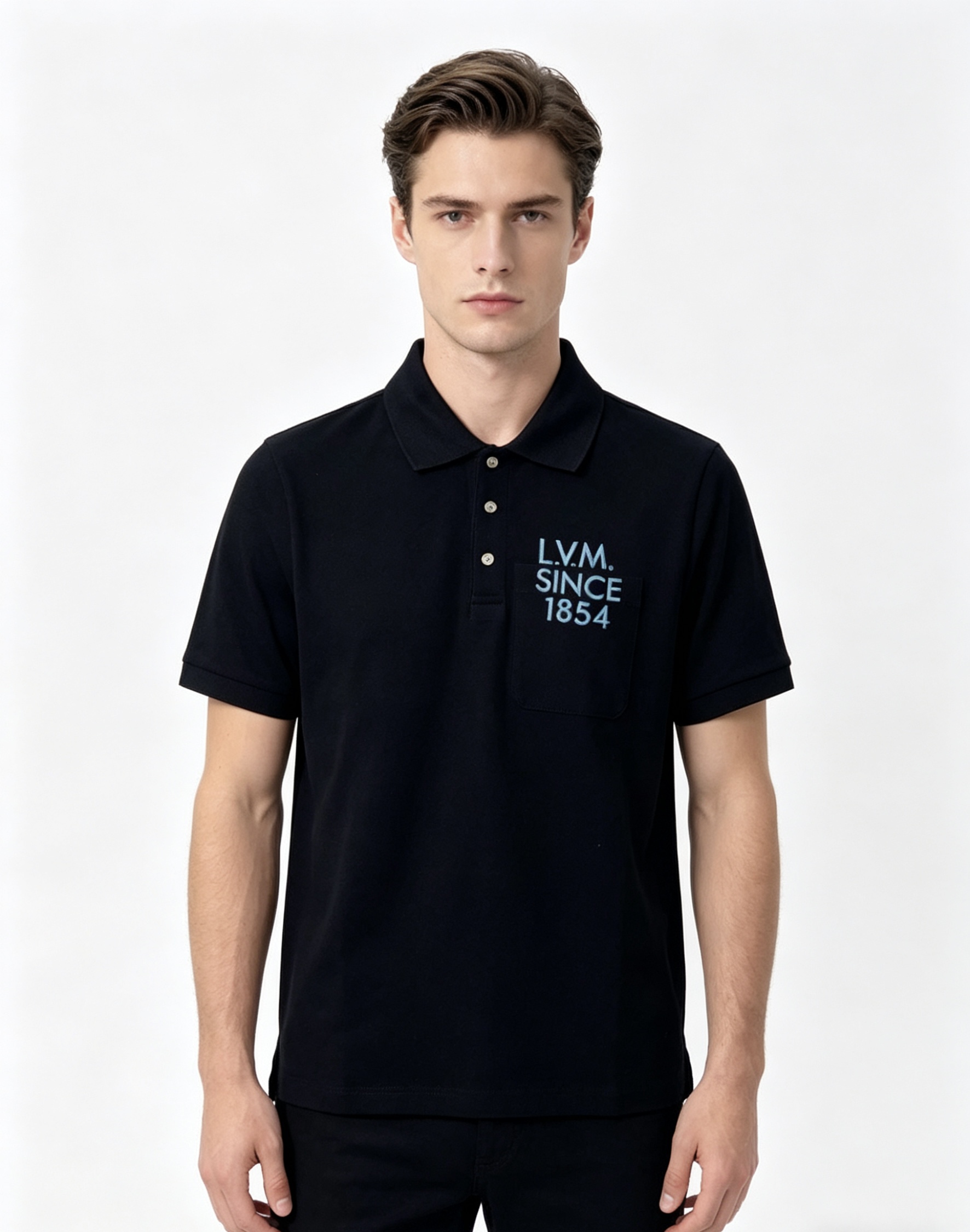NO:834848,.Lv. 2026 spring and summer new men's logo short-sleeved polo shirt, continuing the classic business casual lapel polo shirt. This polo shirt is made of mercerized piqué cotton fabric, and the timeless design can transcend fashion trends. The classic style, 5 brand LOGOs are three-dimensional and unique, making the whole body more detailed. Fitted version, the fabric is made of cotton piqué material, comfortable, skin-friendly, and breathable. It is practical for daily commuting and leisure.  Highly recommended. Sizes s-xL.s wear 175/130, Louis Vuitton, T-shirt,19860909.Lv.2026春夏新款男士标识短袖polo衫,延续经典商务休闲翻领POLO恤.该款Polo衫采用丝光珠地棉面料制成,隽永设计可跨越时尚潮流.经典款型,5品牌LOGO立体别致,让整体更具细节感 合体的版型,面料采用全棉珠地料,舒适,亲肤,透气好,平时通勤休闲都很实穿的一款 强烈推荐.尺码s-xL.s穿175/130,,louis vuitton,T-shirt,,Men's clothing