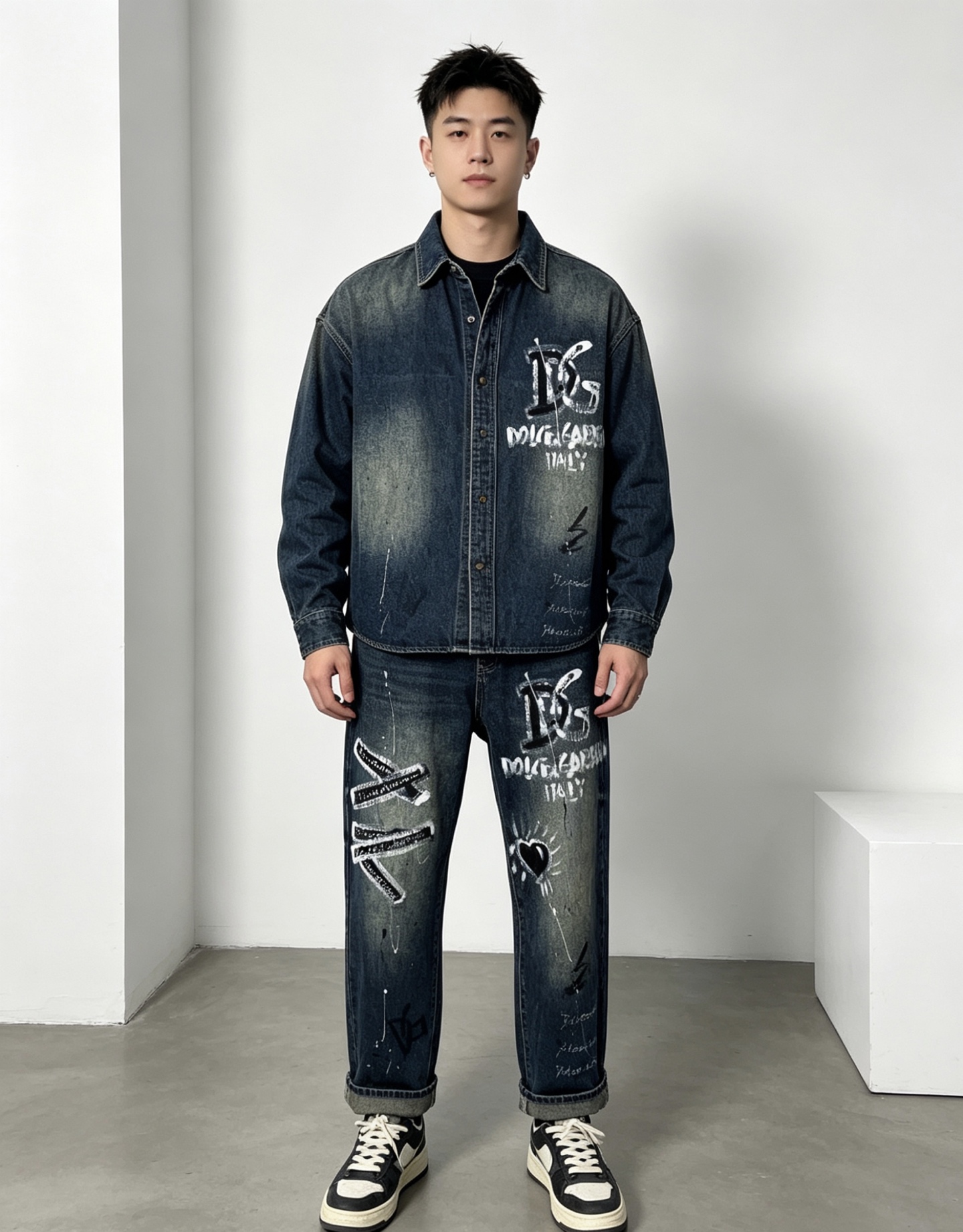 NO:839625,.D&G. New men's wide-leg jeans. The fabric is comfortable and elastic. Exclusively available. Fashionable and elegant. Heavy craftsmanship design. Using original color yeast gradient washing process. Selected imported heavy denim denim fabric with customized hardware decoration. 8 anti-lock hand-painted craftsmanship and exquisite stitching. All the fine workmanship makes the whole pair of trousers more stylish and worth owning. Sizes 29--38,,,Dolce&Gabbana,jeans,19860909.D&G.新品男士阔腿牛仔裤 面料舒适弹性好.独家发售 时尚优雅 重工艺设计.采用原色酵母渐变水洗工艺 精选进口重磅丹宁牛仔面料 配定制五金装饰 8反锁手绘工艺, 精致车线 所有精细做工让整条裤子的调性更上一层楼 值得拥有. 尺码29--38,,,Dolce&Gabbana,jeans,,Men's clothing