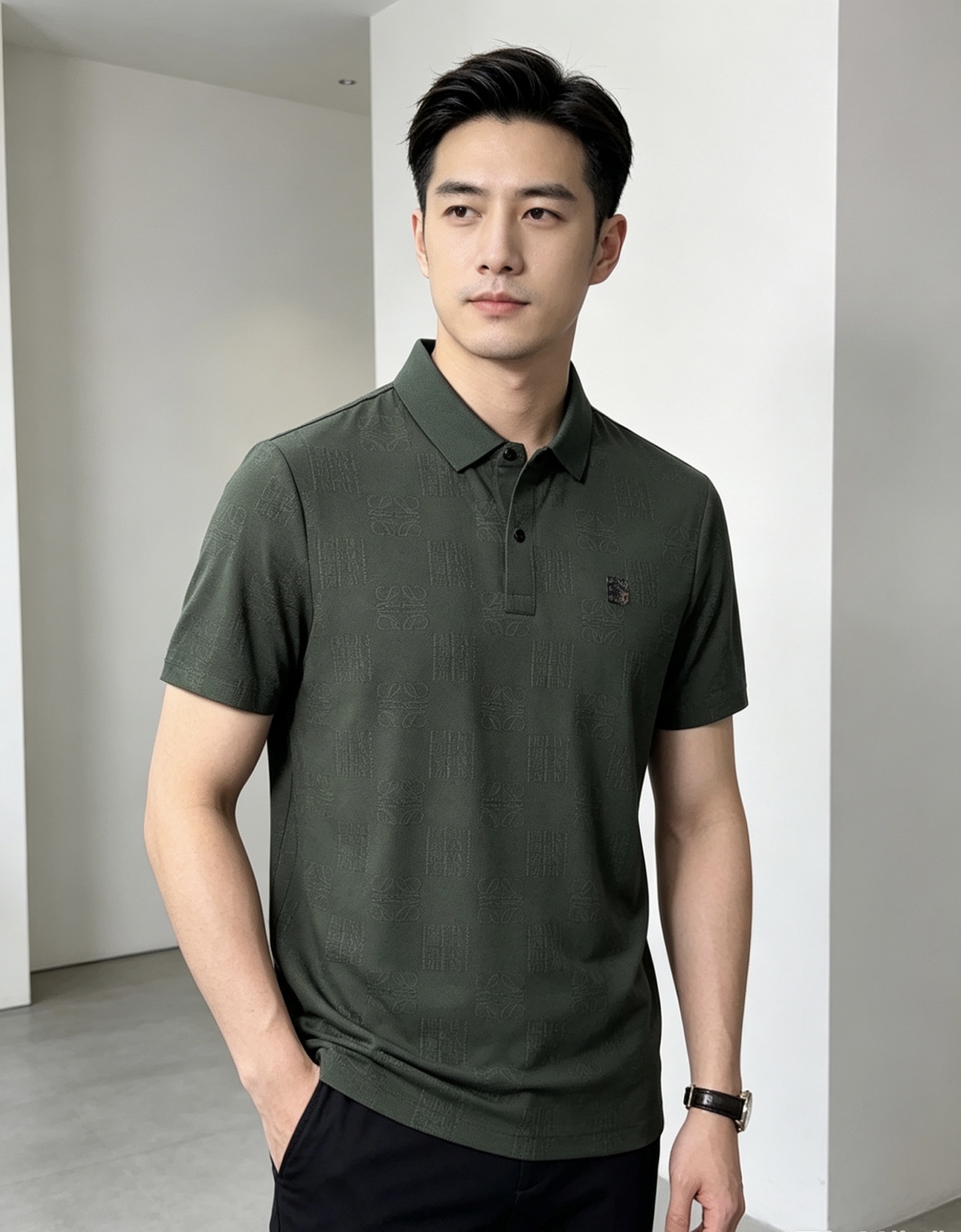 NO:839582,Loewe. 2026 spring and summer new men's logo short-sleeved polo shirt, continuing the classic business casual lapel polo shirt. This polo shirt is made of mercerized pique cotton fabric, and the timeless design can transcend fashion trends. The classic style, the hf brand LOGO is three-dimensional and unique, making the whole body more detailed. Fitted version, the fabric is made of cotton pique fabric, comfortable, skin-friendly, good breathability, and practical for daily commuting and leisure. Highly recommended. Size M-4XL  m wears 175/130,,loewe,T-shirt,19860909.罗意威.2026春夏新款男士标识短袖polo衫,延续经典商务休闲翻领POLO恤.该款Polo衫采用丝光珠地棉面料制成,隽永设计可跨越时尚潮流.经典款型,hf品牌LOGO立体别致,让整体更具细节感 合体的版型,面料采用全棉珠地料,舒适,亲肤,透气好,平时通勤休闲都很实穿的一款 强烈推荐.尺码M-4XL m穿175/130,,loewe,T-shirt,,Men's clothing