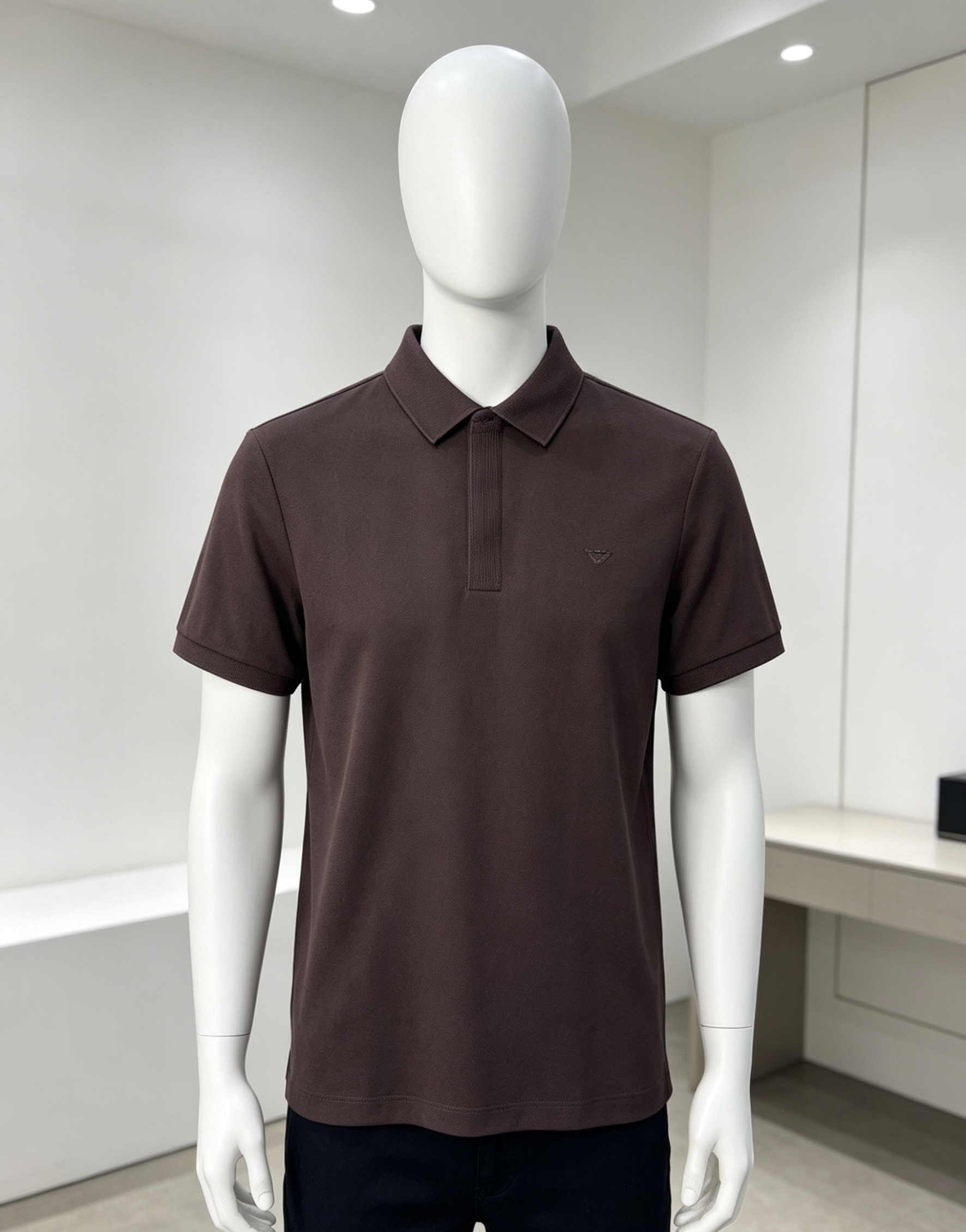 NO:839583,.Armani.2026 spring and summer new men's logo short-sleeved polo shirt continues the classic business casual lapel polo shirt. This polo shirt is made of mercerized piqué cotton fabric, and the timeless design can transcend fashion trends. The classic style, the hf brand LOGO is three-dimensional and unique, making the whole body more detailed. Fitted version, the fabric is made of cotton piqué material, comfortable, skin-friendly, good breathability, and practical for daily commuting and leisure. Highly recommended. Size M-4XL  m wears 175/130,,armani,T-shirt,19860909.阿玛尼.2026春夏新款男士标识短袖polo衫,延续经典商务休闲翻领POLO恤.该款Polo衫采用丝光珠地棉面料制成,隽永设计可跨越时尚潮流.经典款型,hf品牌LOGO立体别致,让整体更具细节感 合体的版型,面料采用全棉珠地料,舒适,亲肤,透气好,平时通勤休闲都很实穿的一款 强烈推荐.尺码M-4XL m穿175/130,,armani,T-shirt,,Men's clothing
