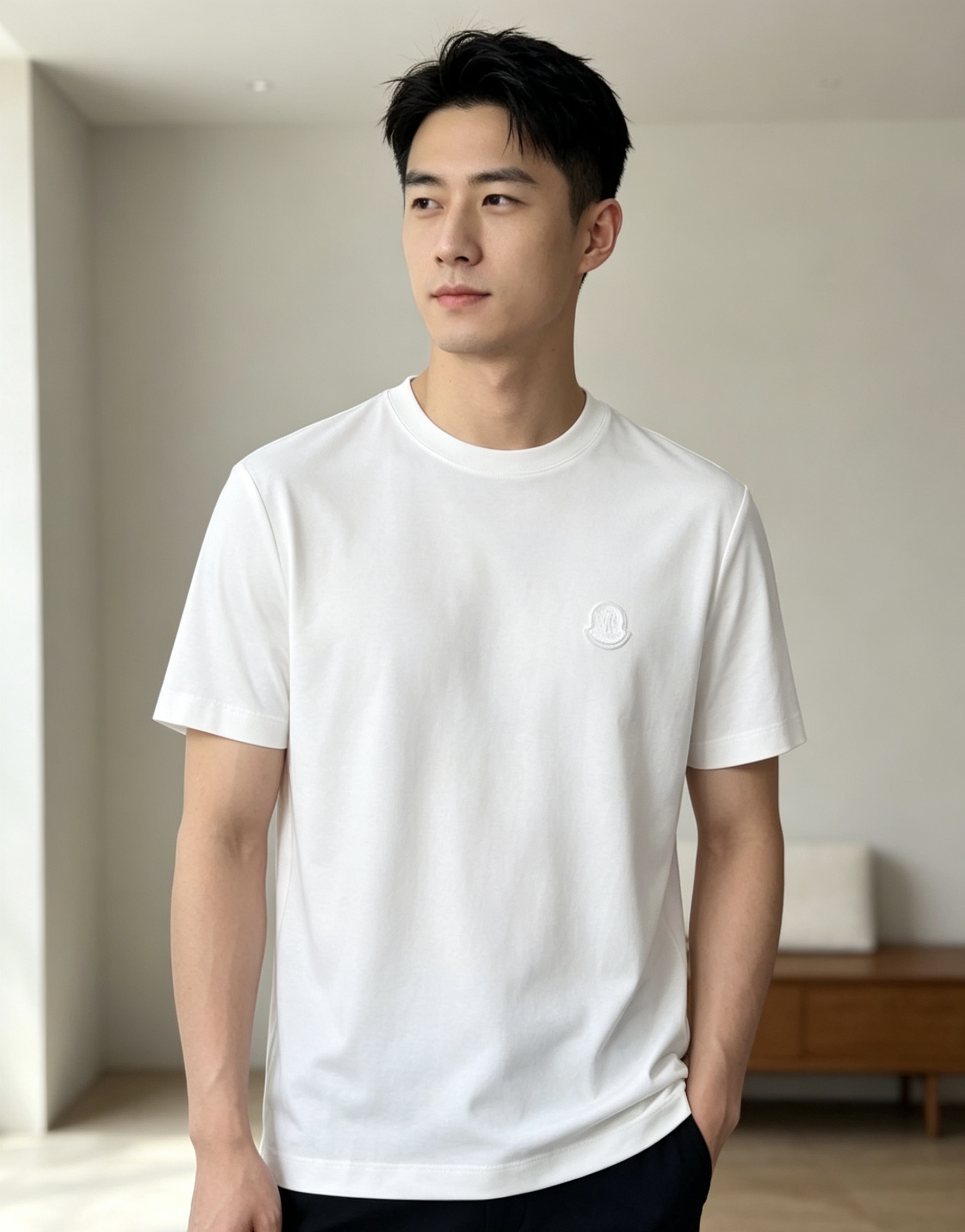 NO:839610,.Meng Mouth. 2025 spring and summer new fashion round neck short-sleeved advanced customization versatile style!  It is more practical and can be easily controlled by anyone. Made of double mercerized fabric, with luxurious classic brand logo design, hf is very classy and a must buy for those who know the goods!  The tailoring is slim-fitting, very refined, shows off aura, and highlights the sophistication of business men. This is unique, it has just the right amount of slim fit, and the upper body effect is great!  Size M-4xL.m wears 175/120 pounds.,,Moncler,T-shirt,19860909.蒙口.2025春夏新品时尚圆领短袖高级定制百搭款式！更有实用感 任何人都可以轻松驾驭 采用双丝光面料制作,奢华经典品牌logo设计,hf 非常显档次懂货的必须入！版型剪裁属于修身款 非常精致,显气场,又会凸显商务男士的精致,这就是独到之处,恰到好处的修身,上身效果非常赞！ 尺码M-4xL.m穿175/120斤.,,Moncler,T-shirt,,Men's clothing