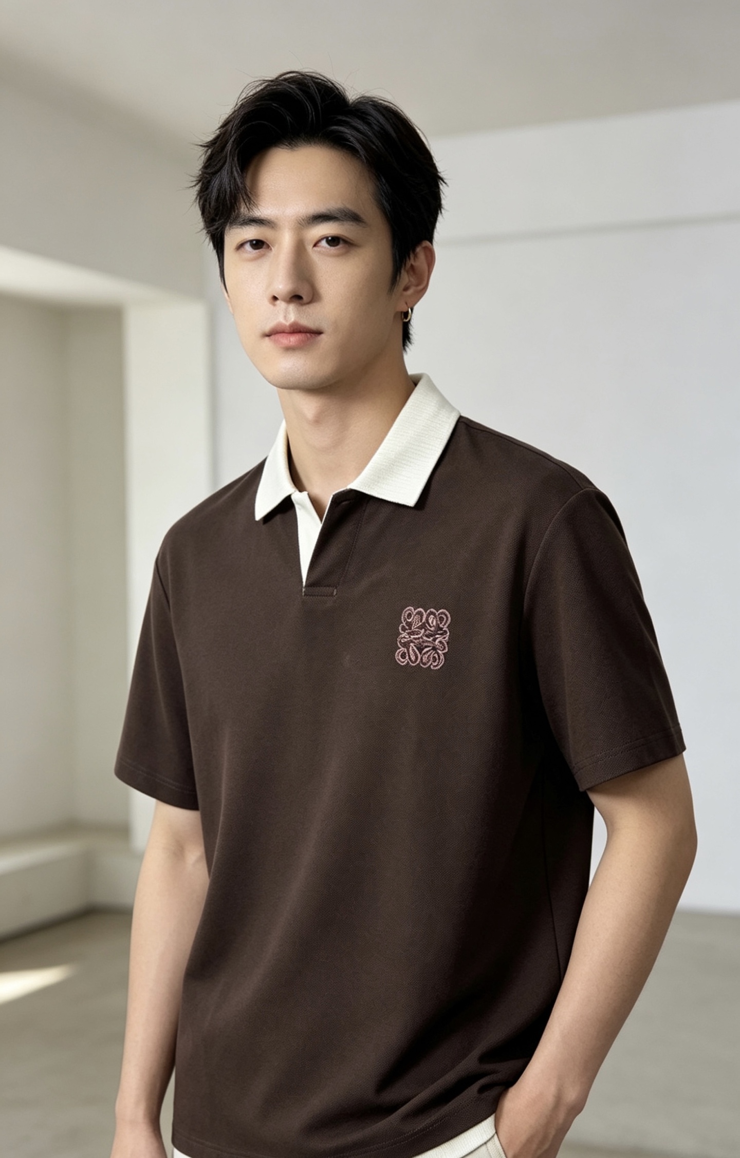 NO:842594,Loewe. 2026 spring and summer new men's logo short-sleeved polo shirt, continuing the classic casual lapel polo shirt. This polo shirt is made of mercerized piqué cotton fabric, and the timeless design can transcend fashion trends. Classic style, 2 brand LOGOs are three-dimensional and unique, making the whole body more detailed. Fitted version, the fabric is made of cotton piqué material, comfortable, skin-friendly, good breathability, and practical for daily commuting and leisure. Highly recommended. Size M-3XL  m wear/130,,loewe,T-shirt,19860909.罗意威.2026春夏新款男士标识短袖polo衫,延续经典休闲翻领POLO恤.该款Polo衫采用丝光珠地棉面料制成,隽永设计可跨越时尚潮流.经典款型,2品牌LOGO立体别致,让整体更具细节感 合体的版型,面料采用全棉珠地料,舒适,亲肤,透气好,平时通勤休闲都很实穿的一款 强烈推荐.尺码M-3XL m穿/130,,loewe,T-shirt,,Men's clothing