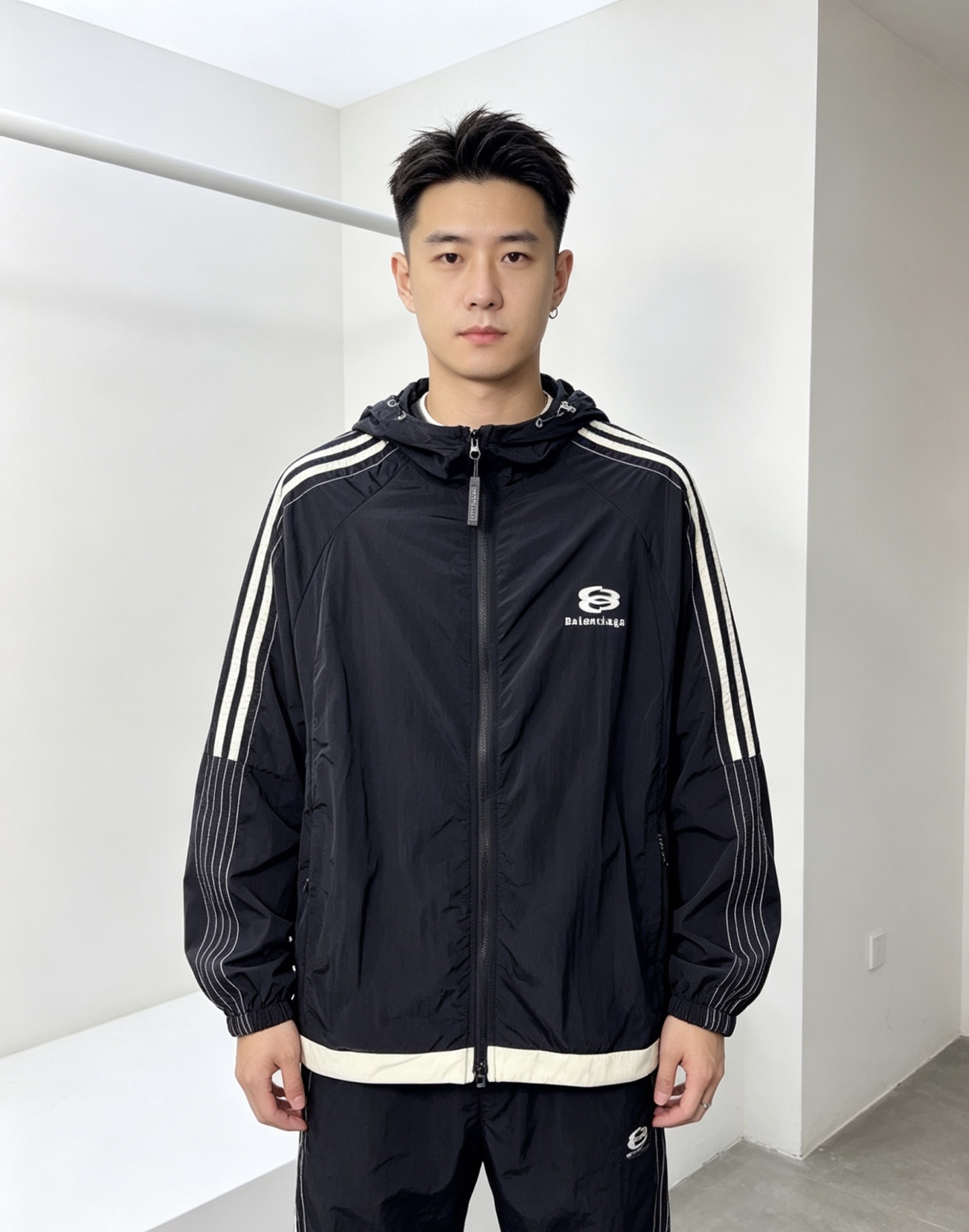 NO:847171,.Balenciaga. Same style for men and women. Light, breathable and comfortable!  Same style for men and women. Specially available imported fabric hooded skin clothing, sunproof UV clothing series, lightweight outerwear, summer savior!  I can weld this sun protection garment to my body. Who knows how painful it is to be chased by the sun when I go out in the summer!  Until I came across this hooded skin jacket from EZ. Putting it on, it was like holding up a mobile parasol for the skin. It is made of specially imported fabrics and is so light that you can hardly feel its existence when you put it on, just like a second layer of skin. The breathability is even better. When the wind blows, the heat quickly dissipates, keeping you fresh at all times, and you no longer have to worry about sweat getting your back wet.  The sun protection power is directly stretched, and it can resist ultraviolet rays in all directions, allowing you to play in the sun without fear of getting sunburned. The hooded design is very considerate, with an extra layer of protection, and also adds a 'sun shield' to the face. The style is simple and fashionable, and can be easily fashionable for daily commuting, outdoor sports, and wearing jeans or sports pants. With it, you no longer have to worry about the sun when traveling in summer!  Family members, hurry up while there is an event, buy early and enjoy early!  xs-3xL.m wears 175/130 pounds. Please state your height and weight when placing an order, balenciaga, jeans, hats,19860909.巴黎世家.男女同款 轻盈透气舒适！男女同款.特供进口面料连帽款皮肤衣防嗮紫外线衣系列轻薄外夏日救星！这件防晒衣我能焊在身上 夏天出门被太阳追着烤的痛,谁懂啊！直到我遇到EZ家这款连帽皮肤衣,穿上它,就像给肌肤撑起了一把移动的遮阳伞. 它用的是特供进口面料,轻盈得不像话,穿上几乎感觉不到它的存在,就像第二层肌肤.透气性能更是一绝,风一吹,热气迅速散去,时刻保持清爽,再也不用担心汗湿衣背. 防晒力直接拉满,能全方位抵御紫外线,让你在阳光下肆意玩耍,完全不怕被晒黑晒伤.连帽设计超贴心,多一层防护,给脸部也加上“防晒盾” . 款式简约又时尚,日常通勤、户外运动,搭牛仔裤或者运动裤,都能轻松拿捏时尚感. 有了它,夏日出行不再怕晒！家人们,趁有活动赶紧冲,早买早享受！xs-3xL.m穿175/130斤 下单报身高体重,,balenciaga,jeans,hats,,Men's clothing