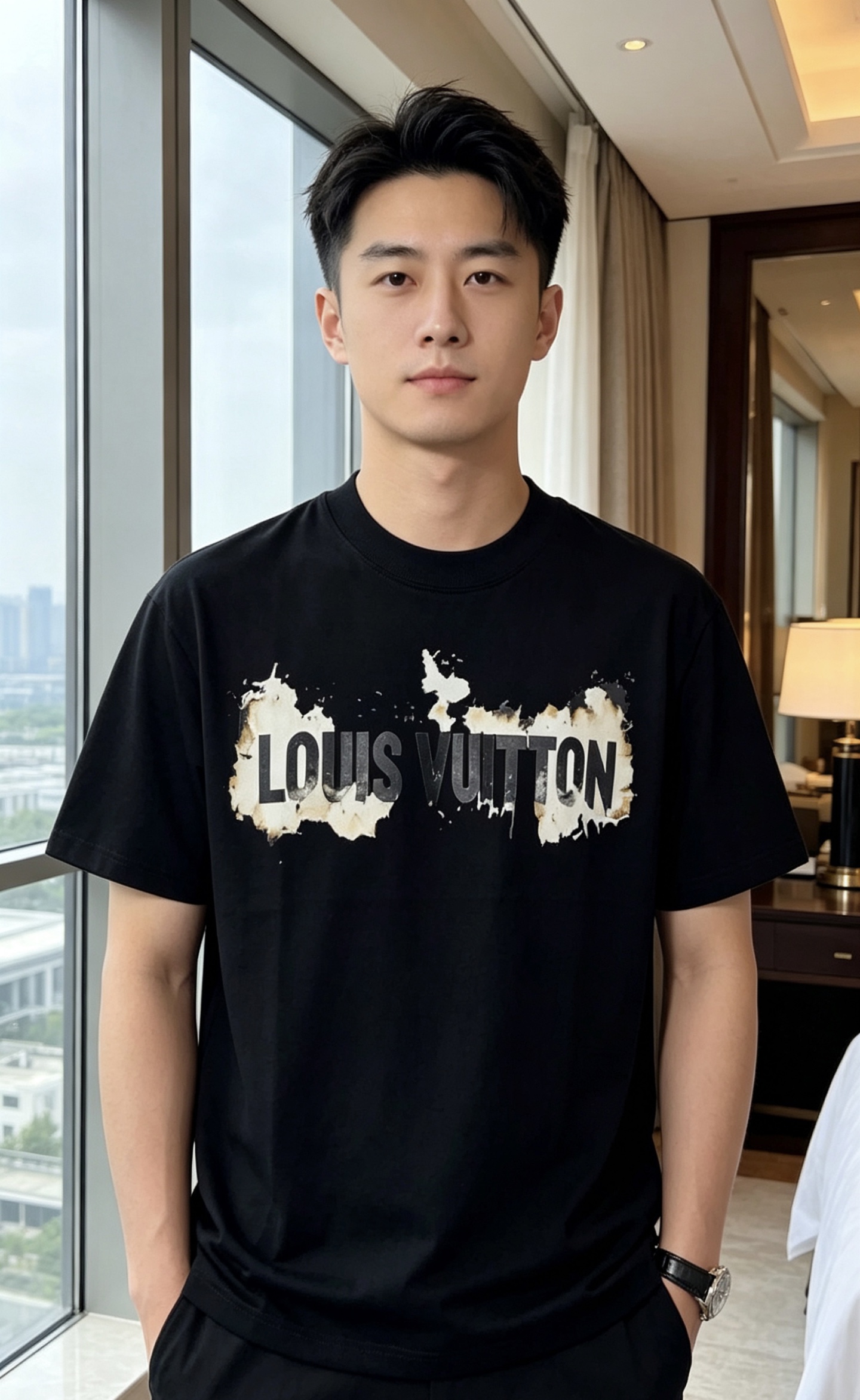 NO:847178,.Lv. Wear 200 pounds. 2026 spring and summer new arrival fashionable round neck short-sleeved advanced customization versatile style!  It is more practical and can be easily controlled by anyone. It is made of pure cotton fabric and has a luxurious classic brand logo design. 1f is very classy and a must-buy for those who know the goods!  The tailoring is a slim fit, very delicate, shows aura, and highlights the sophistication of men. This is unique, it is just right for slim fit, and the upper body effect is very good. Size m-3XL m wears 175/130, Louis Vuitton, T-shirt,19860909.Lv.穿200斤.2026春夏新品时尚圆领短袖高级定制百搭款式！更有实用感 任何人都可以轻松驾驭 采用纯棉面料制作,奢华经典品牌logo设计,1f非常显档次懂货的必须入！版型剪裁属于修身款 非常精致,显气场,又会凸显男士的精致,这就是独到之处,恰到好处的修身,上身效果非常赞.尺码m-3XL m穿175/130,,louis vuitton,T-shirt,,Men's clothing