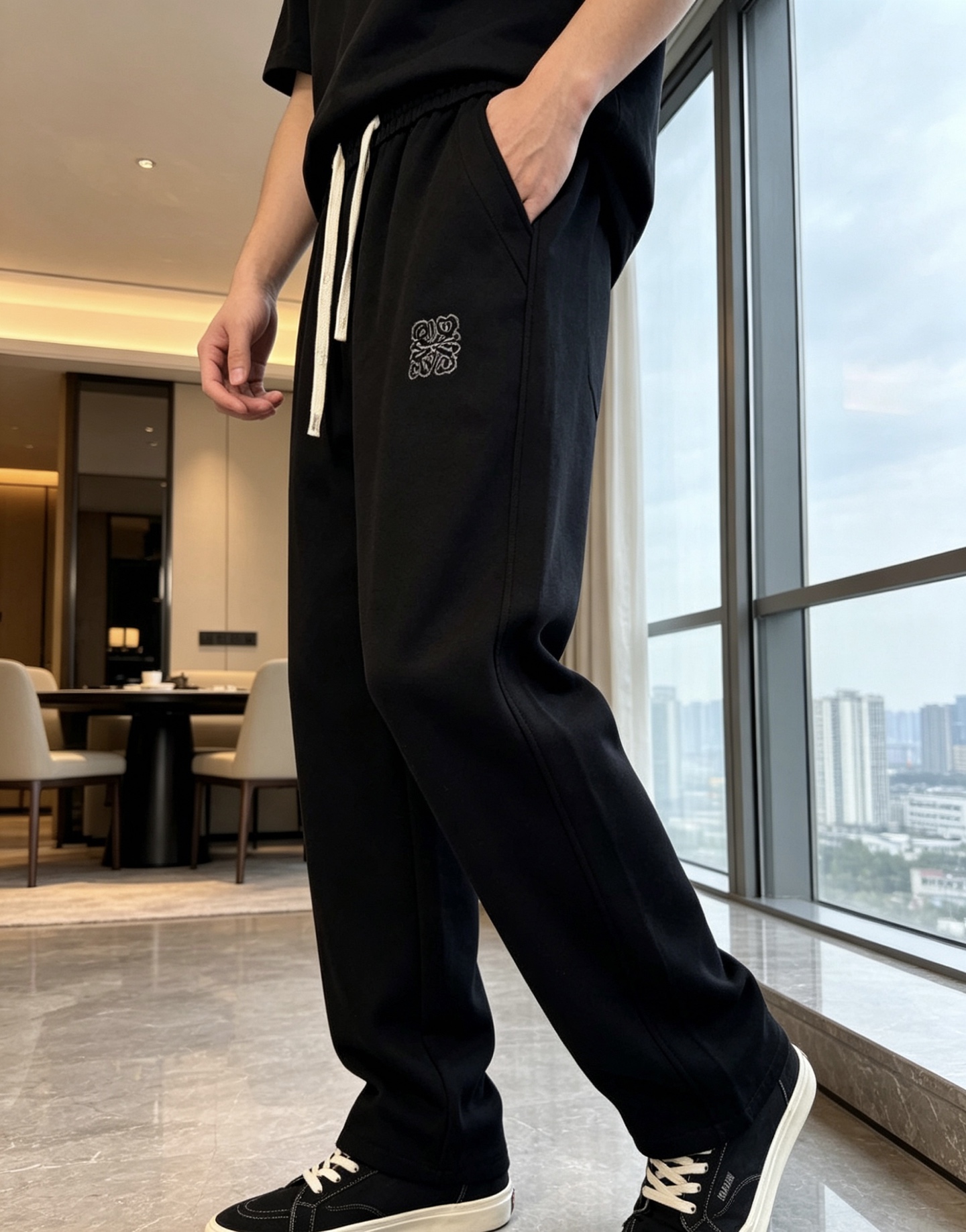 NO:848568,.Loewe. New products in the spring and summer counters for 2026 are launched simultaneously. High-quality fashionable casual pants made from original orders. Super versatile. Exclusively customized fabrics, delicate and soft to the touch, comfortable next to the body, and super stylish on the upper body! The latest hardware accessories from the original custom shop. Super beautiful shape, long upper body and slender legs. The lining and wiring are impeccable. It can be attended to any occasion. Once again, the fabric is very, very classy! Size m-3xL.m wears 28.29,,loewe,19860909.罗意威.26年春夏专柜新品同步上市.原单订制高品质时尚休闲裤.超级百搭款.独家定制面料,手感细腻柔软,贴身舒适,上身超有型！原版定制专柜最新五金辅料.超靓版型、上身显腿修长,內里,走线都无可挑剔,任何场合都可出席,再次强调面料非常非常显档次！码数m-3xL.m穿28.29,,loewe,,Men's clothing