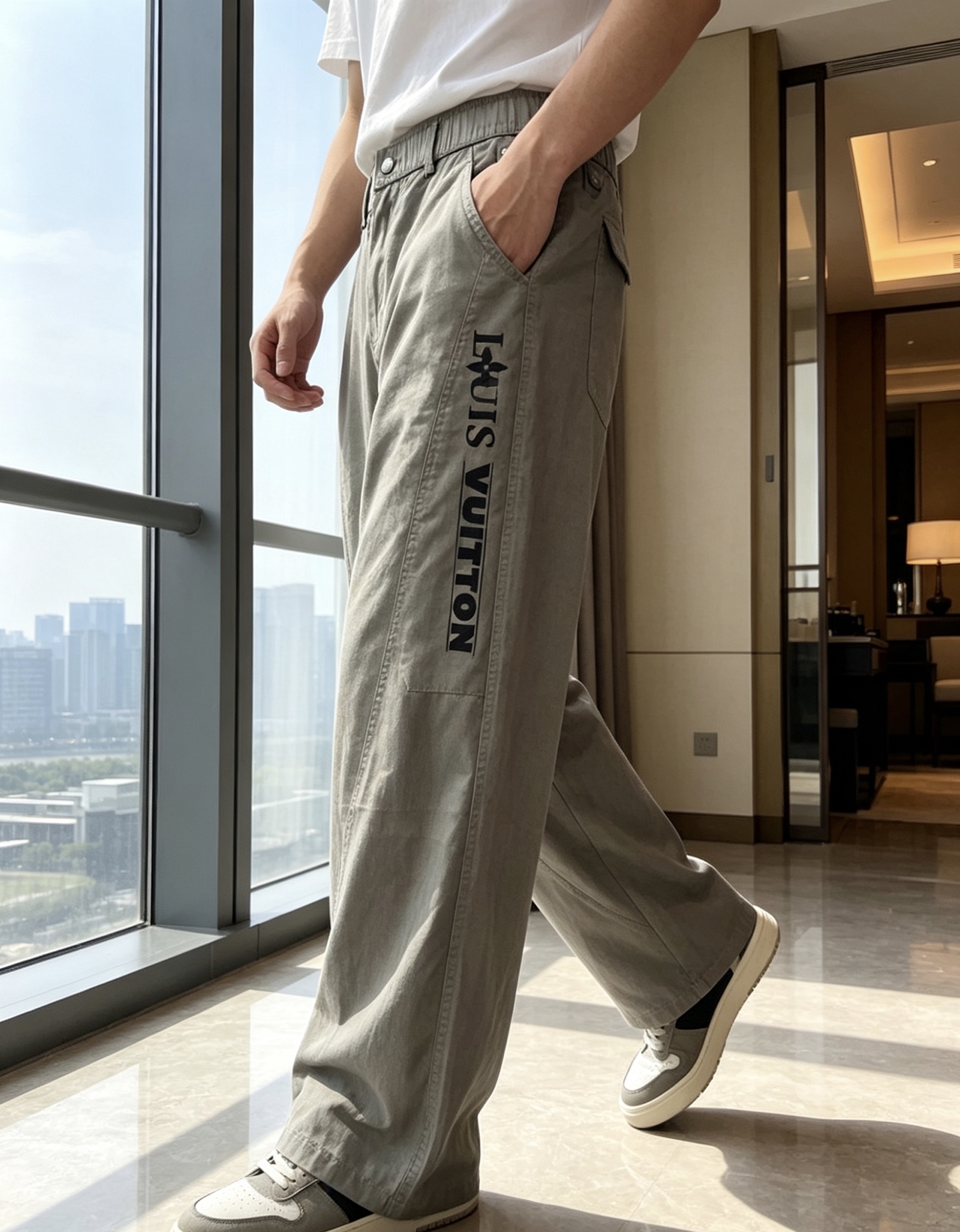 NO:848559,.LV. 2026 spring and summer new counter products are on the market at the same time. Original order high-quality fashionable overalls. Super versatile. Exclusively customized fabrics, soft and delicate feel, comfortable to the body, and super stylish on the upper body! The latest hardware accessories from the original custom shop. Super beautiful shape, long upper body and slender legs. The lining and wiring are impeccable. It can be attended to any occasion. Once again, the fabric is very, very classy! Size m-3xL.m wears 28.29,,louis vuitton,19860909.LV.26年春夏专柜新品同步上市.原单订制高品质时尚工装裤.超级百搭款.独家定制面料,手感细腻柔软,贴身舒适,上身超有型！原版定制专柜最新五金辅料.超靓版型、上身显腿修长,內里,走线都无可挑剔,任何场合都可出席,再次强调面料非常非常显档次！码数m-3xL.m穿28.29,,louis vuitton,,Men's clothing