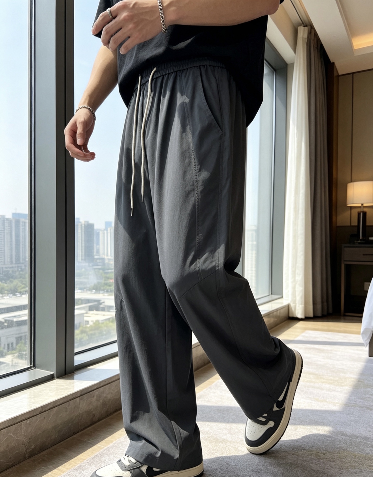 NO:848553,.Dior. New 2026 spring and summer counter products are on the market at the same time. Original order-made high-quality fashionable overalls. Super versatile. Exclusively customized fabrics, soft and delicate feel, comfortable to the body, and super stylish on the upper body! The latest hardware accessories from the original custom shop. Super beautiful shape, long upper body and slender legs. The lining and wiring are impeccable. It can be attended to any occasion. Once again, the fabric is very, very classy! Size m-3xL.m wears 28.29,,dior,19860909.Dior.26年春夏专柜新品同步上市.原单订制高品质时尚工装裤.超级百搭款.独家定制面料,手感细腻柔软,贴身舒适,上身超有型！原版定制专柜最新五金辅料.超靓版型、上身显腿修长,內里,走线都无可挑剔,任何场合都可出席,再次强调面料非常非常显档次！码数m-3xL.m穿28.29,,dior,,Men's clothing
