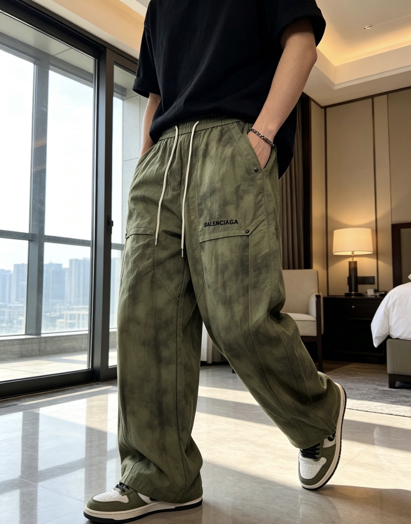 NO:848545,. Balenciaga. 2026 spring and summer counter new products are launched simultaneously. Original order high-quality fashionable overalls. Super versatile. Exclusively customized fabrics, soft and delicate feel, comfortable next to the body, and super stylish on the upper body! The latest hardware accessories from the original custom shop. Super beautiful shape, long upper body and slender legs. The lining and wiring are impeccable. It can be attended to any occasion. Once again, the fabric is very, very classy! Size m-3xL.m wears 28.29,,balenciaga,19860909.巴黎世家.26年春夏专柜新品同步上市.原单订制高品质时尚工装裤.超级百搭款.独家定制面料,手感细腻柔软,贴身舒适,上身超有型！原版定制专柜最新五金辅料.超靓版型、上身显腿修长,內里,走线都无可挑剔,任何场合都可出席,再次强调面料非常非常显档次！码数m-3xL.m穿28.29,,balenciaga,,Men's clothing