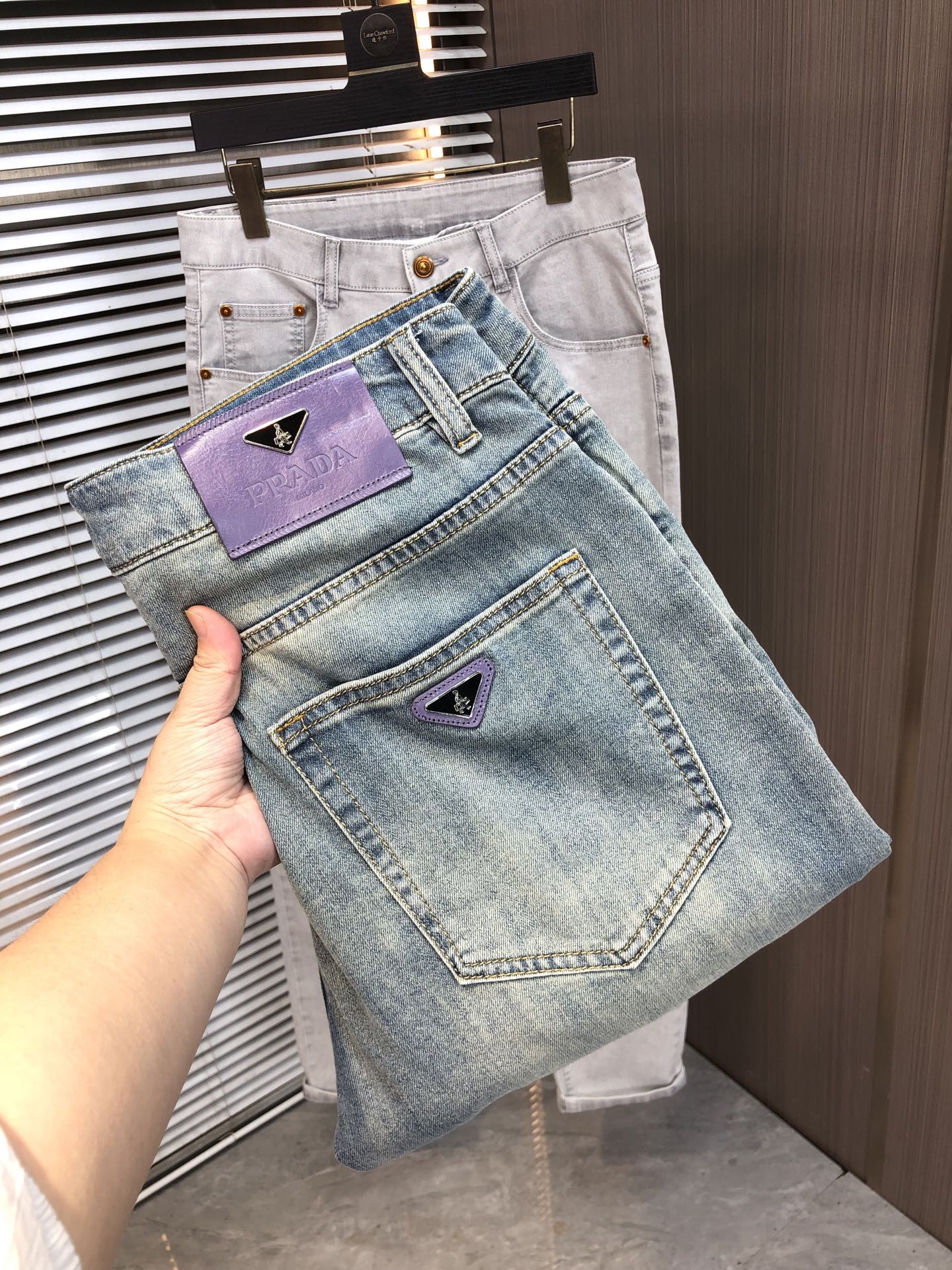 NO:906703,PRADA spring and summer slim straight jeans!  Heavy fermentation and washing process, lyocell color-locked denim fabric, elastic upper body, very comfortable, very classy to wear, needless to say the style and cut of the pants, the G net logo is highly recognizable!  Truly a first-class top trendy product!  Really top-notch jeans with outstanding quality. They have been washed with heavy fermentation and milling to make them very soft!  The upper body is absolutely stylish!  !  !  Size 29——3837,,prada,prada,jeans,19860909普拉达 PRADA春夏修身直筒牛仔裤！重工酵磨水洗工艺,莱赛尔锁色牛仔面料,带弹力上身非常舒适,穿出去非常有档次,裤型款式和裁剪亦无需多言 ,G网Logo辨识度极高！真正一等一顶级潮品！真正殿堂级的牛仔裤,品质卓然,经过重工酵磨水洗使得裤子很柔软！上身绝对的有型！！！尺码29——3837,,prada,prada,jeans,,Men's clothing