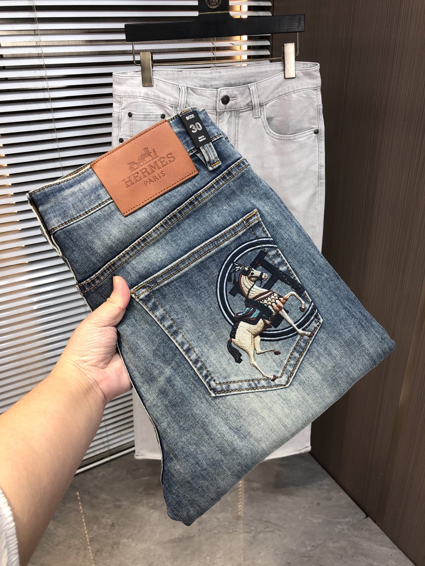 NO:906701,Hermes spring and summer slim straight jeans!  Heavy fermentation and washing process, lyocell color-locked denim fabric, elastic upper body, very comfortable, very classy to wear, needless to say the style and cut of the pants, the G net logo is highly recognizable!  Truly a first-class top trendy product!  Really top-notch jeans with outstanding quality. They have been washed with heavy fermentation and milling to make them very soft!  The upper body is absolutely stylish!  !  !  Size 29——3837,,hermes,hermes,jeans,19860909爱马仕 HERMES春夏修身直筒牛仔裤！重工酵磨水洗工艺,莱赛尔锁色牛仔面料,带弹力上身非常舒适,穿出去非常有档次,裤型款式和裁剪亦无需多言 ,G网Logo辨识度极高！真正一等一顶级潮品！真正殿堂级的牛仔裤,品质卓然,经过重工酵磨水洗使得裤子很柔软！上身绝对的有型！！！尺码29——3837,,hermes,hermes,jeans,,Men's clothing