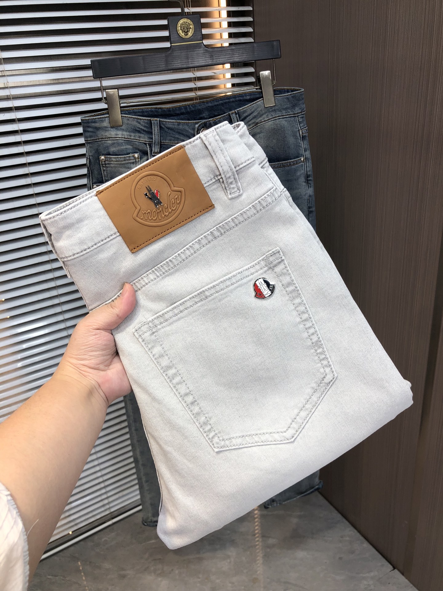 NO:926716,MONCLER spring and summer slim straight jeans!  Heavy fermentation and washing process, lyocell color-locked denim fabric, elastic upper body, very comfortable, very classy to wear, needless to say the style and cut of the pants, the G net logo is highly recognizable!  Truly a first-class top trendy product!  Really top-notch jeans with outstanding quality. They have been washed with heavy fermentation and milling to make them very soft!  The upper body is absolutely stylish!  !  !  Size 29——3837,,Moncler,jeans,19860909蒙口 MONCLER春夏修身直筒牛仔裤！重工酵磨水洗工艺,莱赛尔锁色牛仔面料,带弹力上身非常舒适,穿出去非常有档次,裤型款式和裁剪亦无需多言 ,G网Logo辨识度极高！真正一等一顶级潮品！真正殿堂级的牛仔裤,品质卓然,经过重工酵磨水洗使得裤子很柔软！上身绝对的有型！！！尺码29——3837,,Moncler,jeans,,Men's clothing