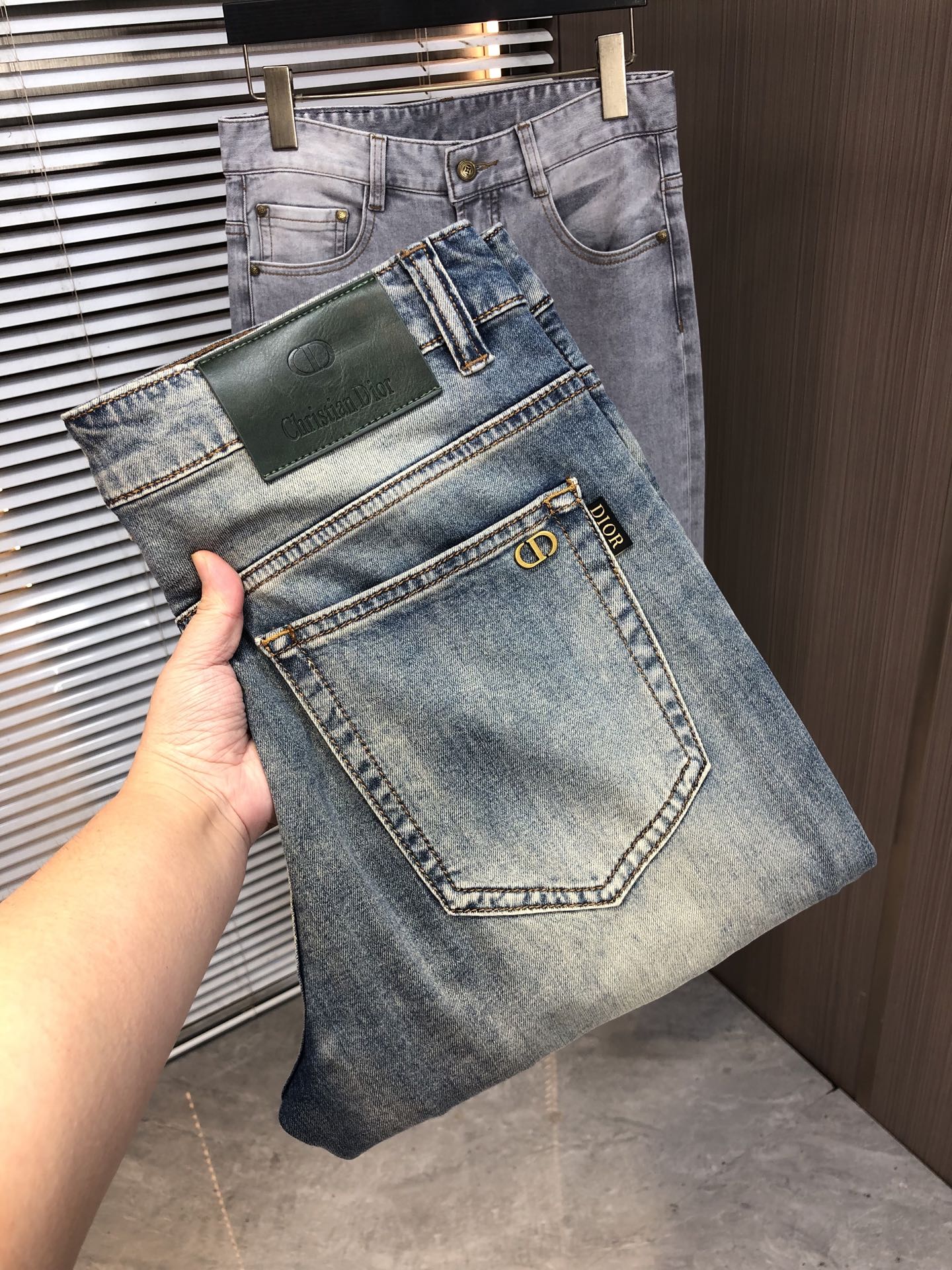 NO:926728,Dior Dior spring and summer slim straight jeans!  Heavy fermentation and washing process, lyocell color-locked denim fabric, elastic upper body, very comfortable, very classy to wear, needless to say the style and cut of the pants, the G net logo is highly recognizable!  Truly a first-class top trendy product!  Really top-notch jeans with outstanding quality. They have been washed with heavy fermentation and milling to make them very soft!  The upper body is absolutely stylish!  !  !  Size 29——3837,,dior,dior,jeans,19860909迪奥 Dior春夏修身直筒牛仔裤！重工酵磨水洗工艺,莱赛尔锁色牛仔面料,带弹力上身非常舒适,穿出去非常有档次,裤型款式和裁剪亦无需多言 ,G网Logo辨识度极高！真正一等一顶级潮品！真正殿堂级的牛仔裤,品质卓然,经过重工酵磨水洗使得裤子很柔软！上身绝对的有型！！！尺码29——3837,,dior,dior,jeans,,Men's clothing