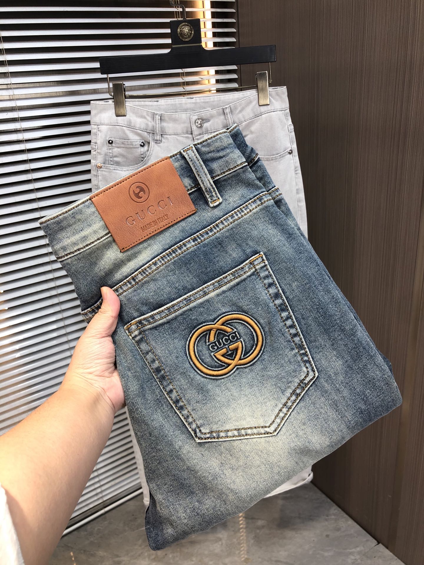 NO:926749,Gucci GUCCI spring and summer slim straight jeans!  Heavy fermentation and washing process, lyocell color-locked denim fabric, elastic upper body, very comfortable, very classy to wear, needless to say the style and cut of the pants, the G net logo is highly recognizable!  Truly a first-class top trendy product!  Really top-notch jeans with outstanding quality. They have been washed with heavy fermentation and milling to make them very soft!  The upper body is absolutely stylish!  !  !  Size 29——3837,,gucci,jeans,19860909古奇 GUCCI春夏修身直筒牛仔裤！重工酵磨水洗工艺,莱赛尔锁色牛仔面料,带弹力上身非常舒适,穿出去非常有档次,裤型款式和裁剪亦无需多言 ,G网Logo辨识度极高！真正一等一顶级潮品！真正殿堂级的牛仔裤,品质卓然,经过重工酵磨水洗使得裤子很柔软！上身绝对的有型！！！尺码29——3837,,gucci,jeans,,Men's clothing