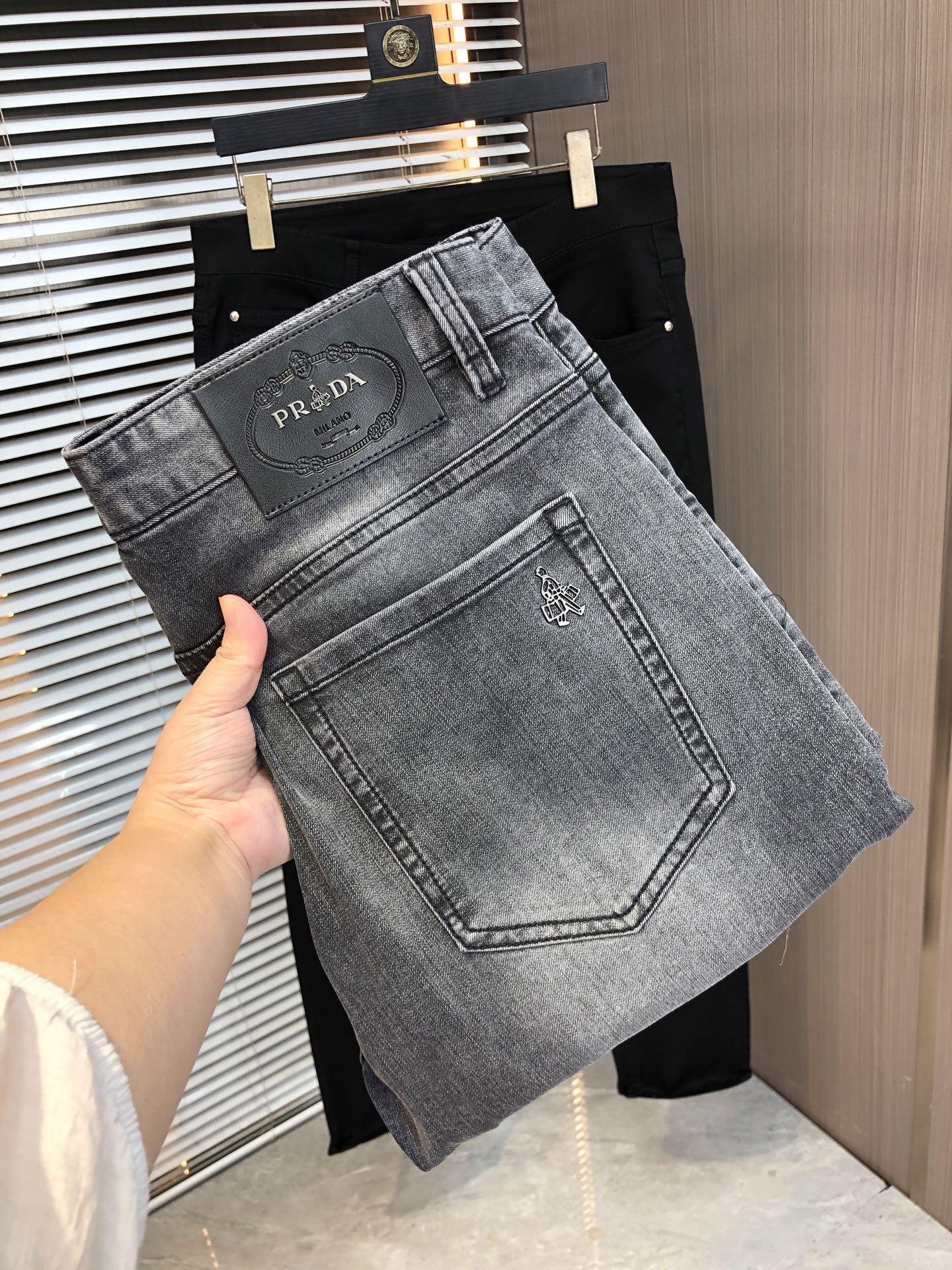 NO:926738,PRADA spring and summer slim straight jeans!  Heavy fermentation and washing process, lyocell color-locked denim fabric, elastic upper body, very comfortable, very classy to wear, needless to say the style and cut of the pants, the G net logo is highly recognizable!  Truly a first-class top trendy product!  Really top-notch jeans with outstanding quality. They have been washed with heavy fermentation and milling to make them very soft!  The upper body is absolutely stylish!  !  !  Size 29——3837,,prada,prada,jeans,19860909普拉达 PRADA春夏修身直筒牛仔裤！重工酵磨水洗工艺,莱赛尔锁色牛仔面料,带弹力上身非常舒适,穿出去非常有档次,裤型款式和裁剪亦无需多言 ,G网Logo辨识度极高！真正一等一顶级潮品！真正殿堂级的牛仔裤,品质卓然,经过重工酵磨水洗使得裤子很柔软！上身绝对的有型！！！尺码29——3837,,prada,prada,jeans,,Men's clothing