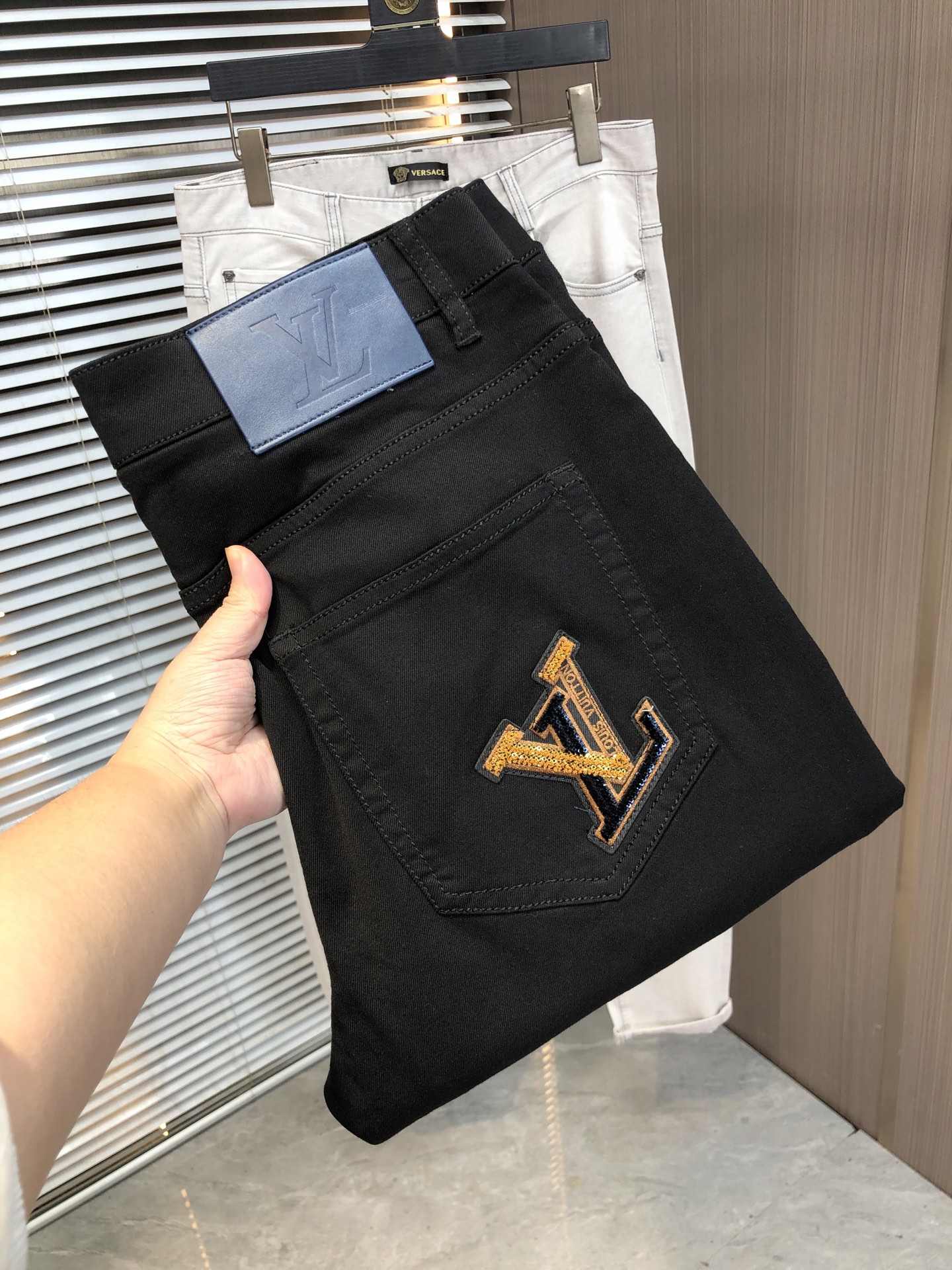 NO:926705,LV Louis Vuitton spring and summer slim straight jeans!  Heavy fermentation and washing process, lyocell color-locked denim fabric, elastic upper body, very comfortable, very classy to wear, needless to say the style and cut of the pants, the G net logo is highly recognizable!  Truly a first-class top trendy product!  Really top-notch jeans with outstanding quality. They have been washed with heavy fermentation and milling to make them very soft!  The upper body is absolutely stylish!  !  !  Size 29——3837,,louis vuitton,louis vuitton,jeans,19860909LV 路易威登春夏修身直筒牛仔裤！重工酵磨水洗工艺,莱赛尔锁色牛仔面料,带弹力上身非常舒适,穿出去非常有档次,裤型款式和裁剪亦无需多言 ,G网Logo辨识度极高！真正一等一顶级潮品！真正殿堂级的牛仔裤,品质卓然,经过重工酵磨水洗使得裤子很柔软！上身绝对的有型！！！尺码29——3837,,louis vuitton,louis vuitton,jeans,,Men's clothing