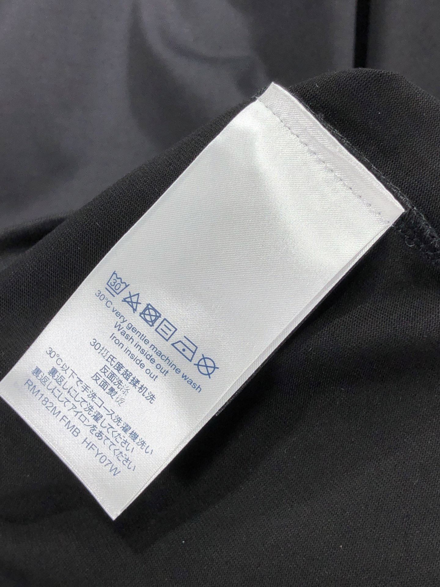 Lv 。🉑️穿200斤。2026春夏新品时尚圆领短袖👍高级定制百搭款式！更有实用感 任何人都可以轻松驾驭