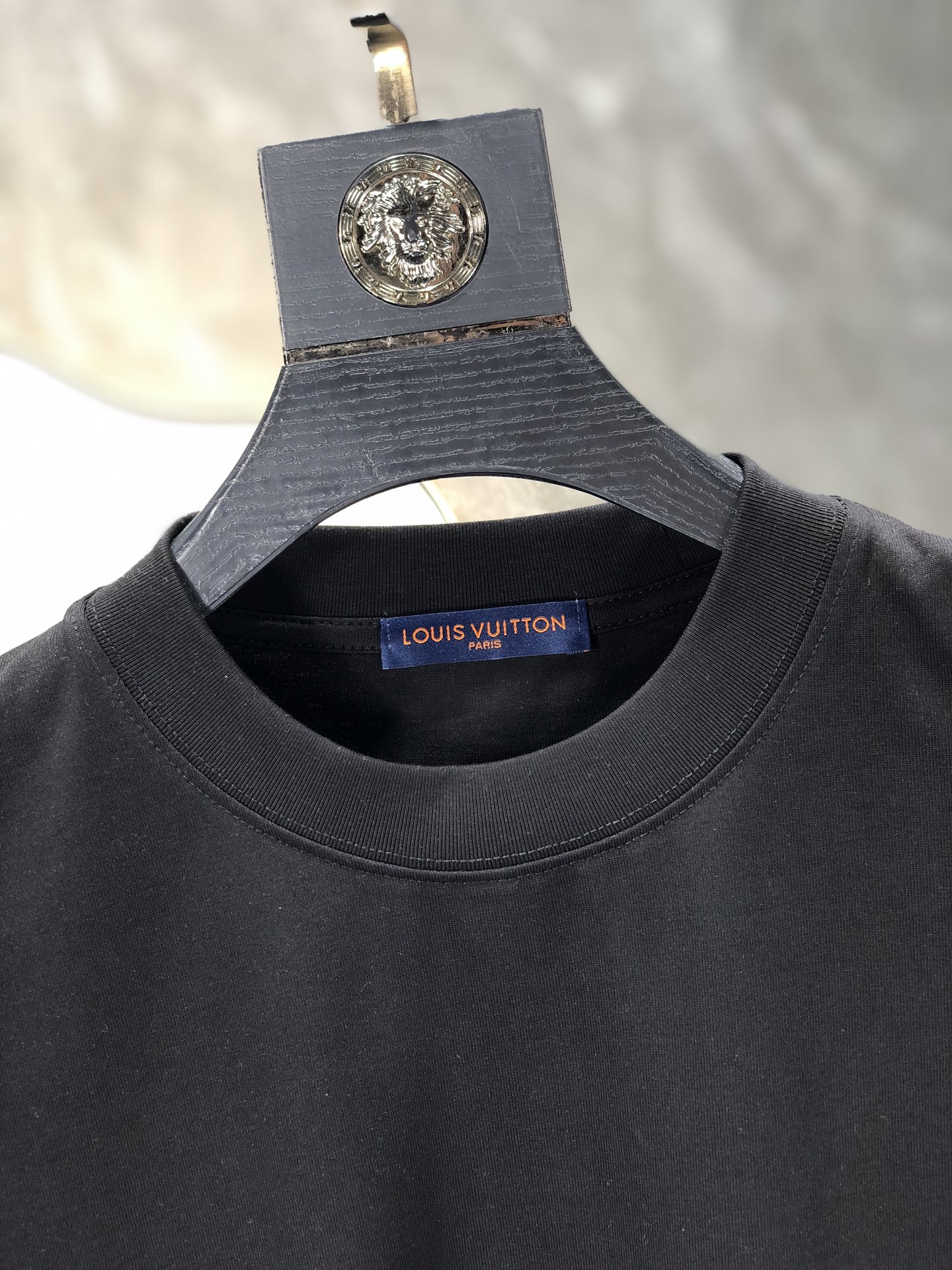 Lv 。🉑️穿200斤。2026春夏新品时尚圆领短袖👍高级定制百搭款式！更有实用感 任何人都可以轻松驾驭