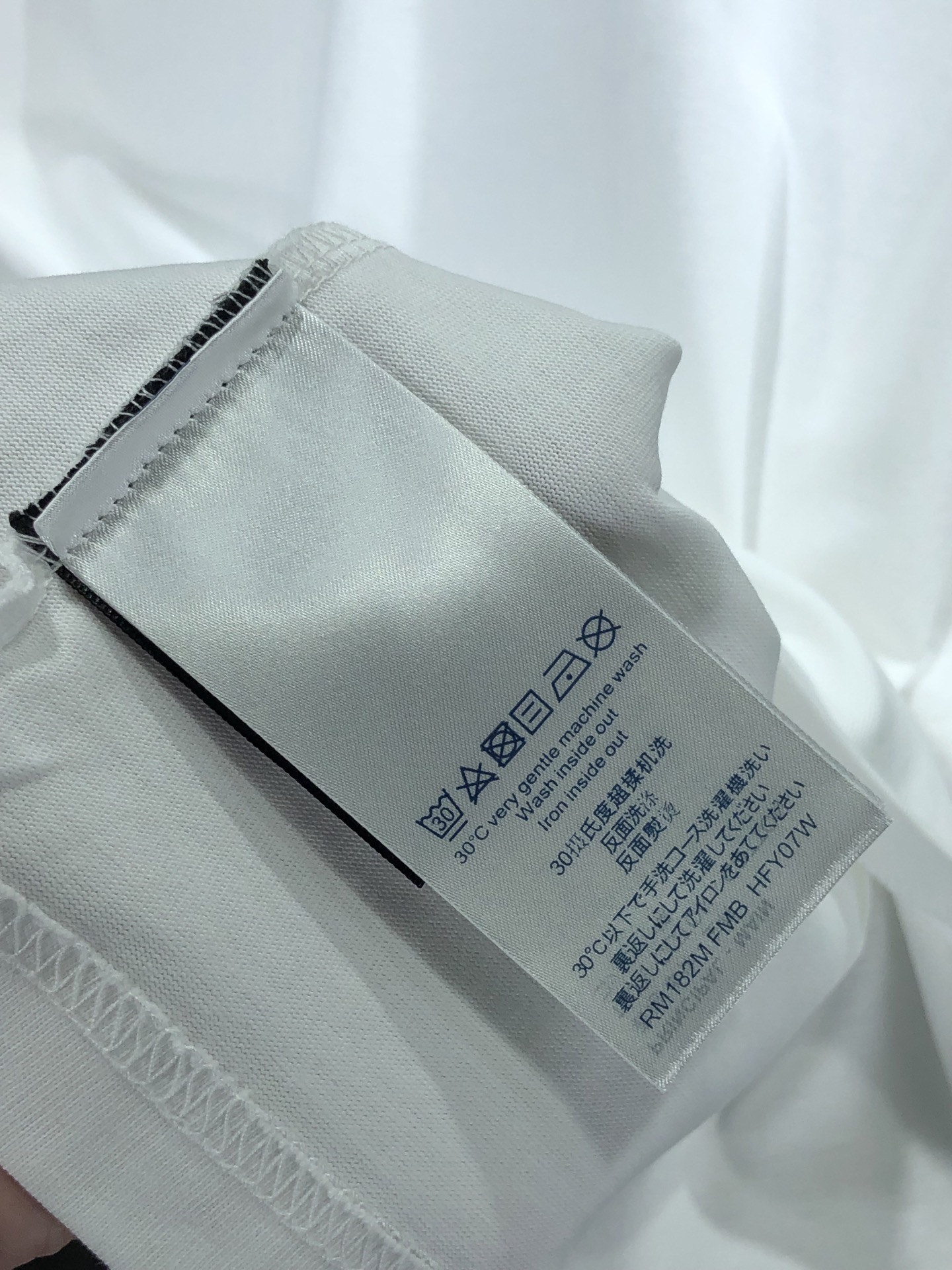 Lv。🉑️穿200斤。2026春夏新品时尚圆领短袖👍高级定制百搭款式！更有实用感 任何人都可以轻松驾驭 