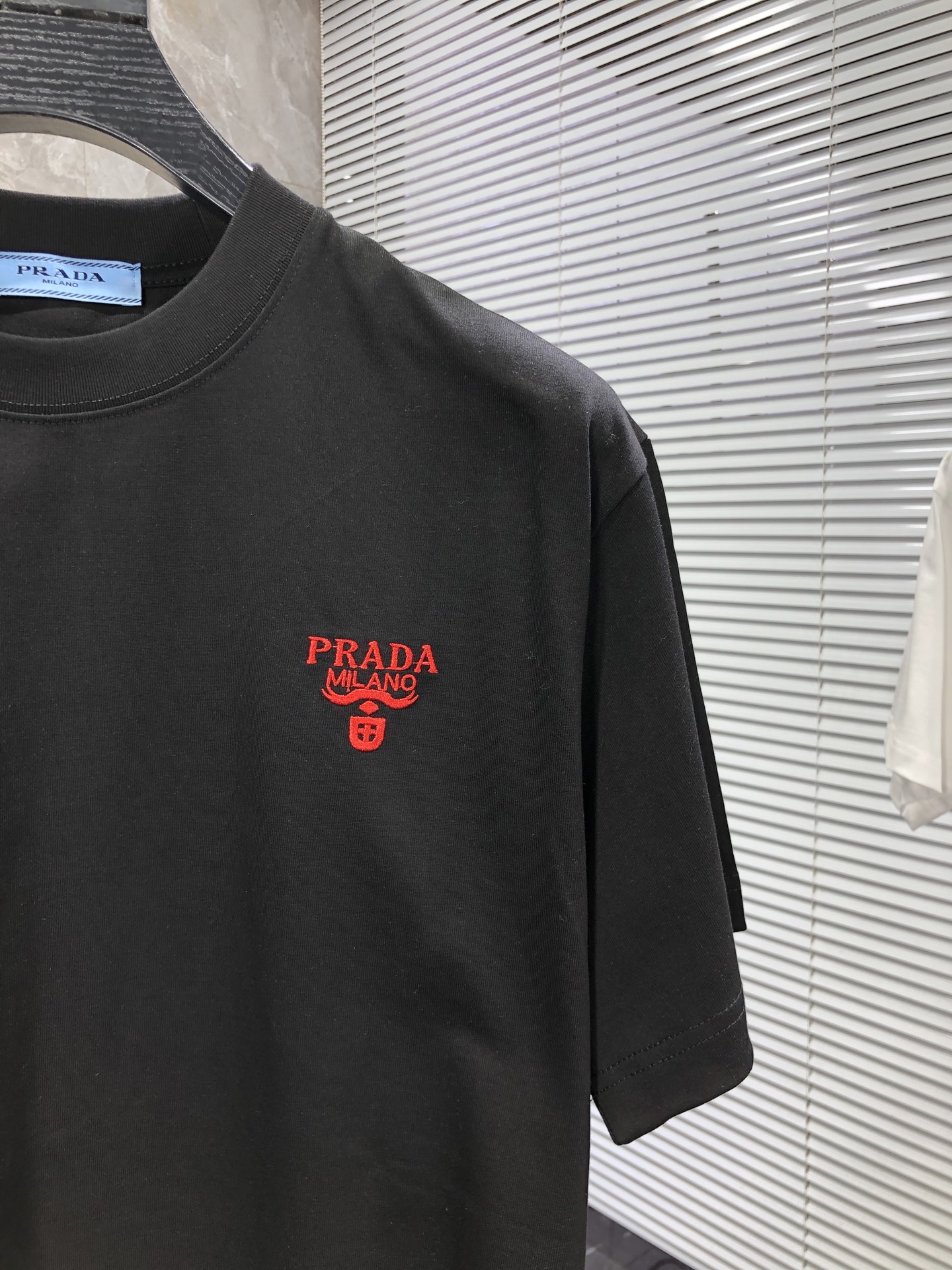 普拉达。🉑️穿200斤。2026春夏新品时尚圆领短袖👍高级定制百搭款式！更有实用感 任何人都可以轻松驾驭