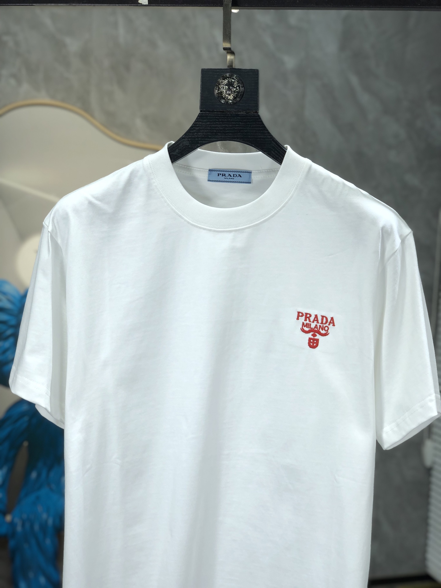 普拉达。🉑️穿200斤。2026春夏新品时尚圆领短袖👍高级定制百搭款式！更有实用感 任何人都可以轻松驾驭