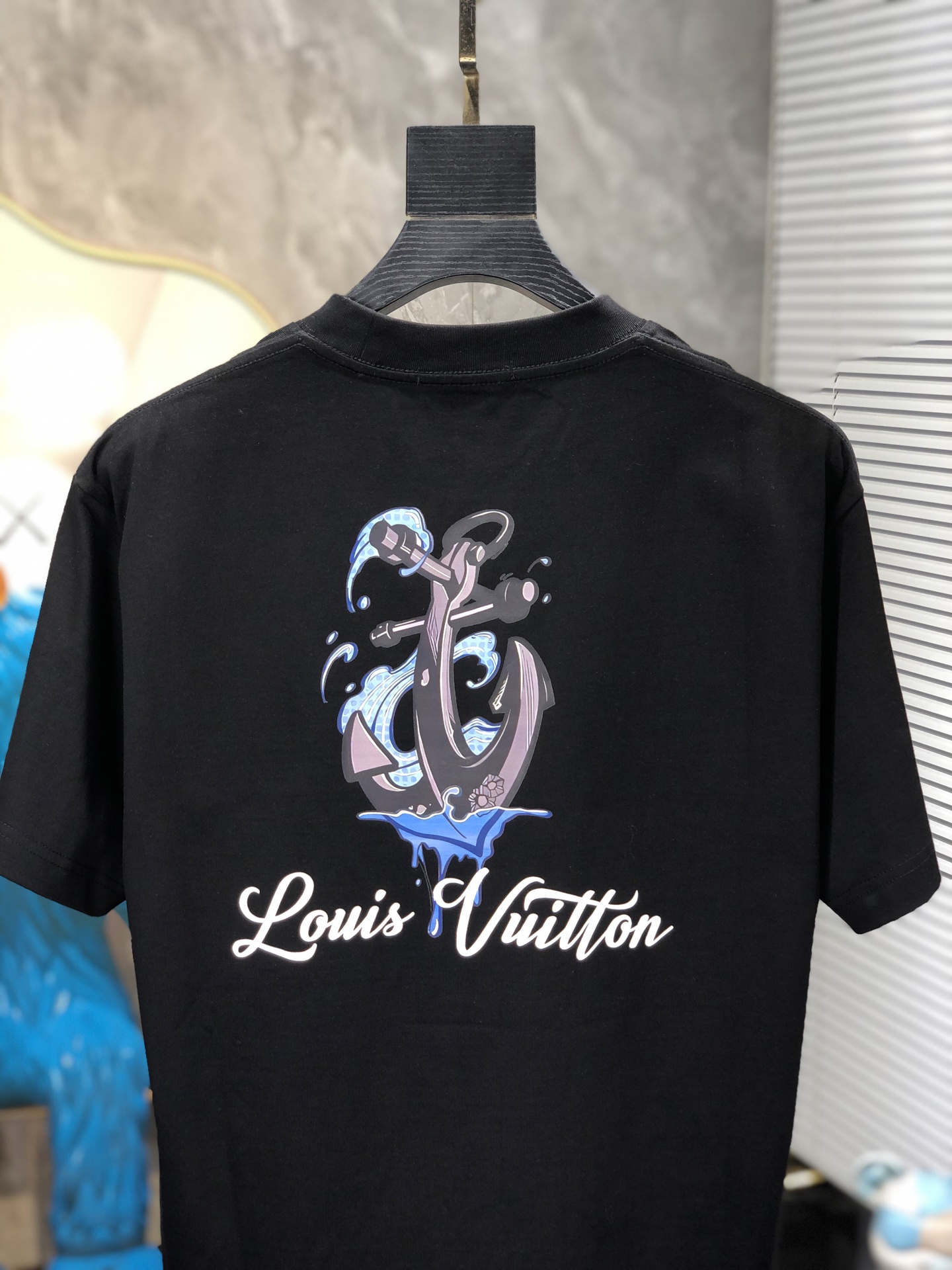 Lv。🉑️穿200斤。2026春夏新品时尚圆领短袖👍高级定制百搭款式！更有实用感 任何人都可以轻松驾驭 