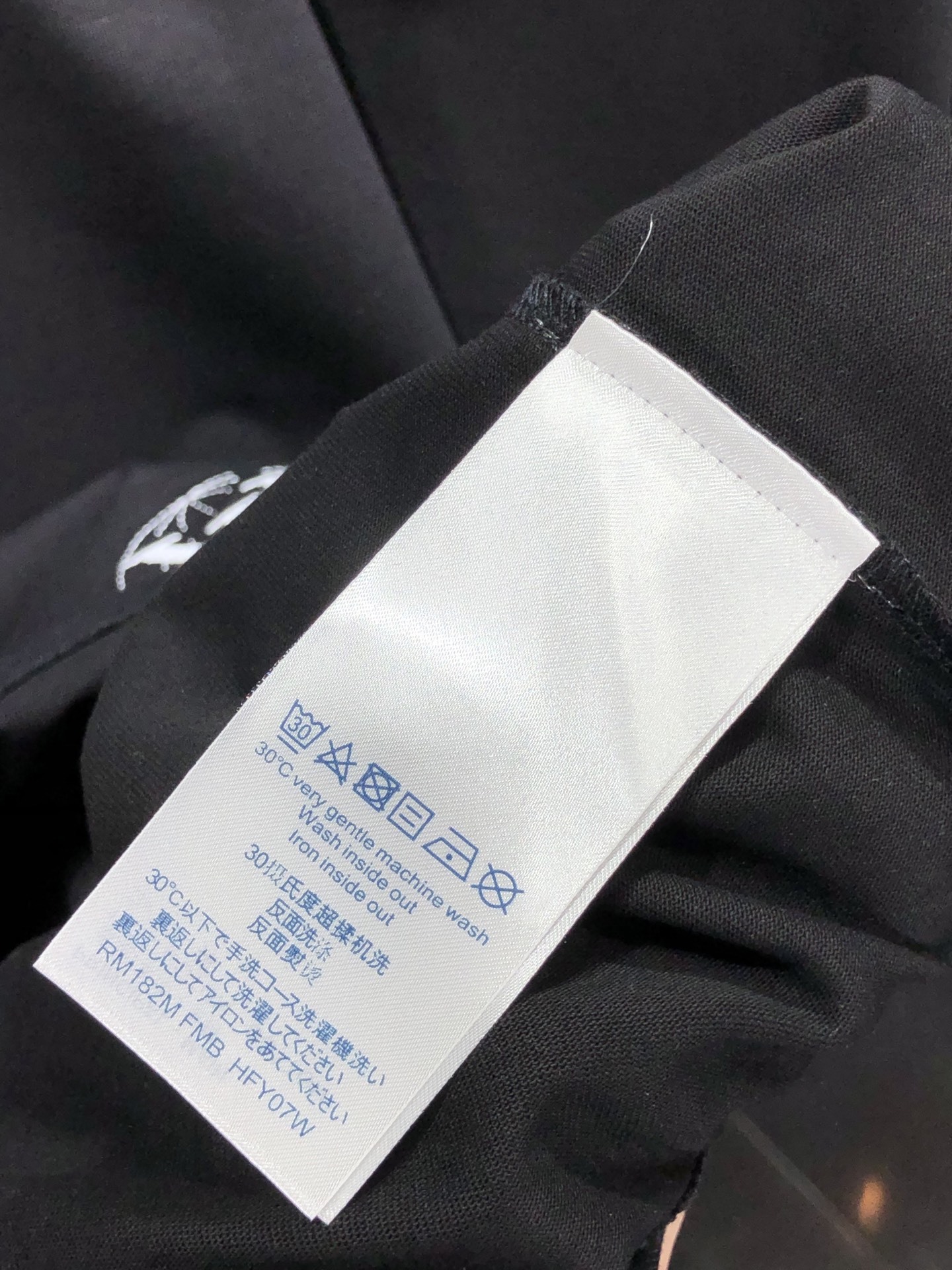 Lv。🉑️穿200斤。2026春夏新品时尚圆领短袖👍高级定制百搭款式！更有实用感 任何人都可以轻松驾驭 