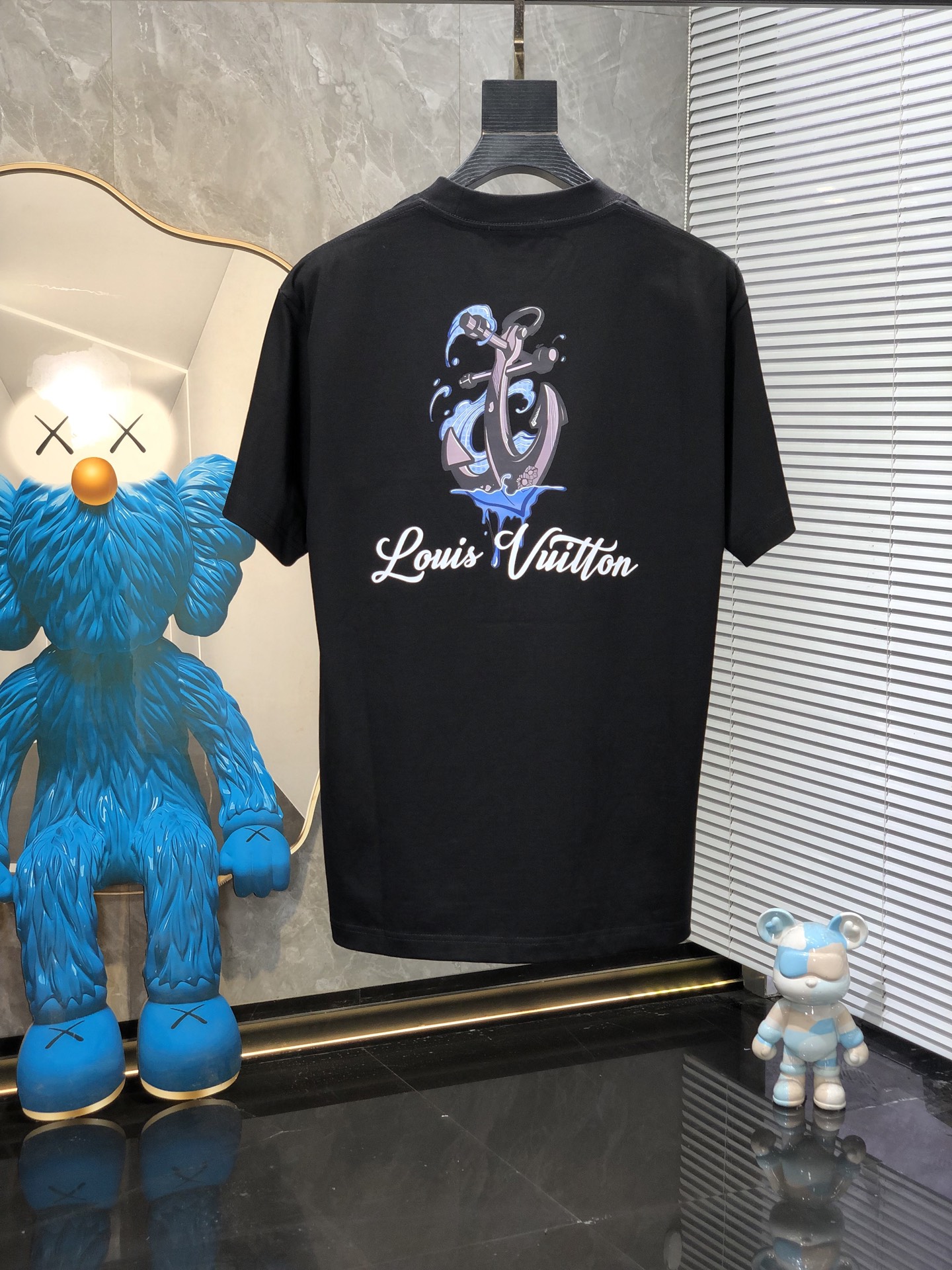 Lv。🉑️穿200斤。2026春夏新品时尚圆领短袖👍高级定制百搭款式！更有实用感 任何人都可以轻松驾驭 