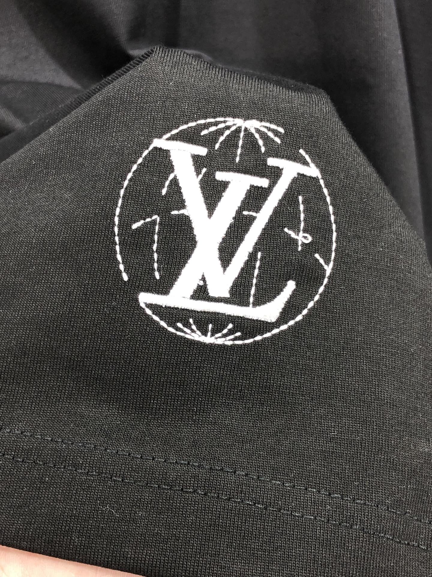 Lv。🉑️穿200斤。2026春夏新品时尚圆领短袖👍高级定制百搭款式！更有实用感 任何人都可以轻松驾驭 