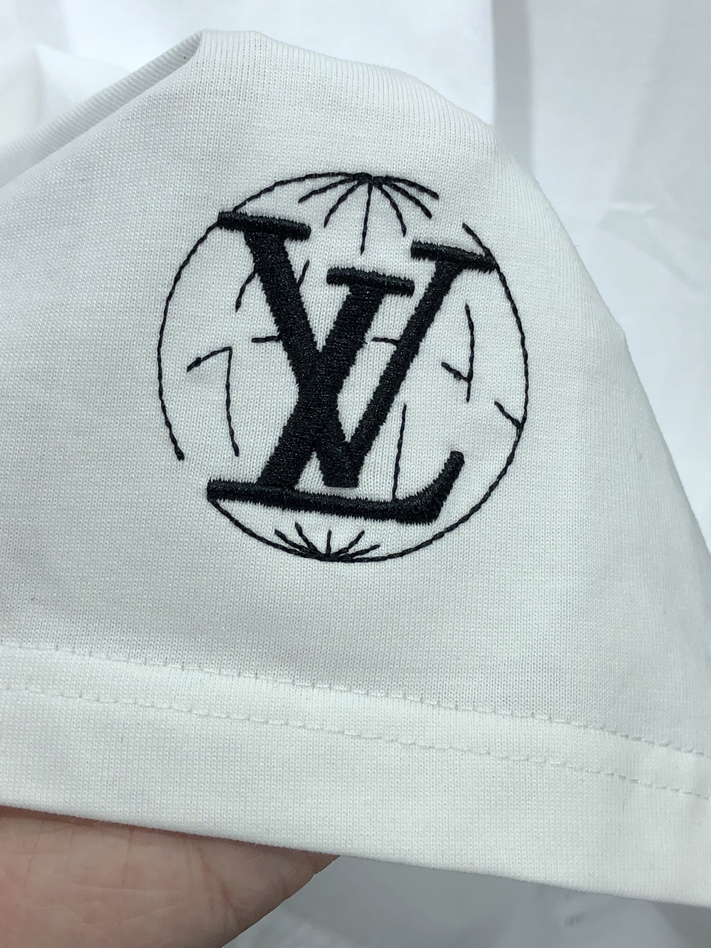 Lv。🉑️穿200斤。2026春夏新品时尚圆领短袖👍高级定制百搭款式！更有实用感 任何人都可以轻松驾驭 