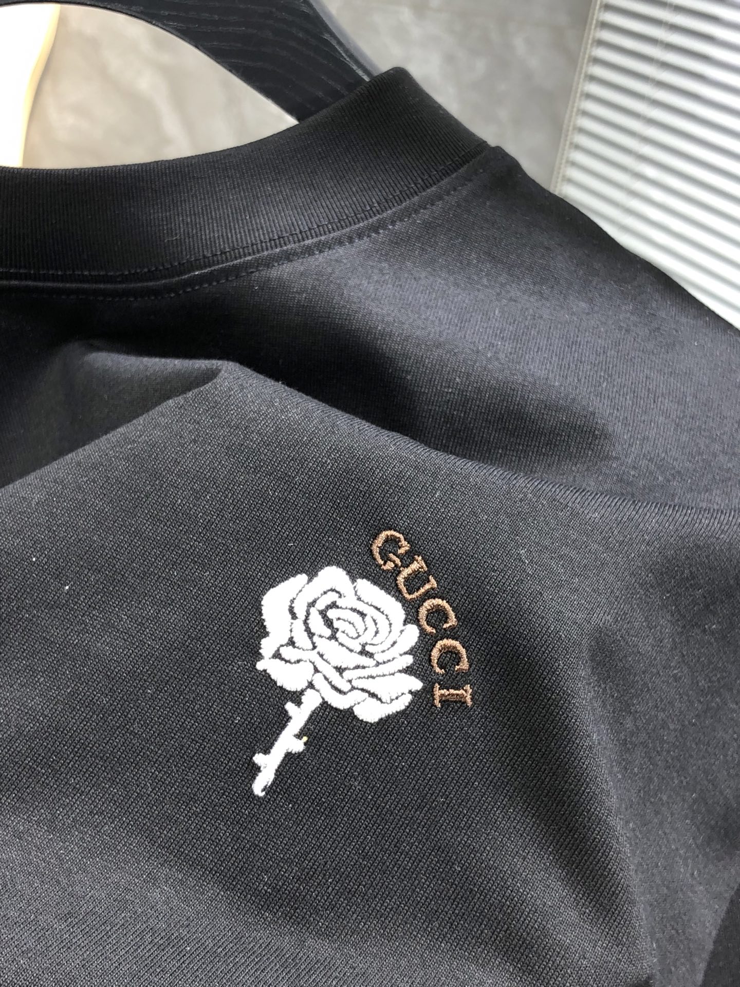 Gucci。🉑️穿200斤。2026春夏新品时尚圆领短袖👍高级定制百搭款式！更有实用感 任何人都可以轻松