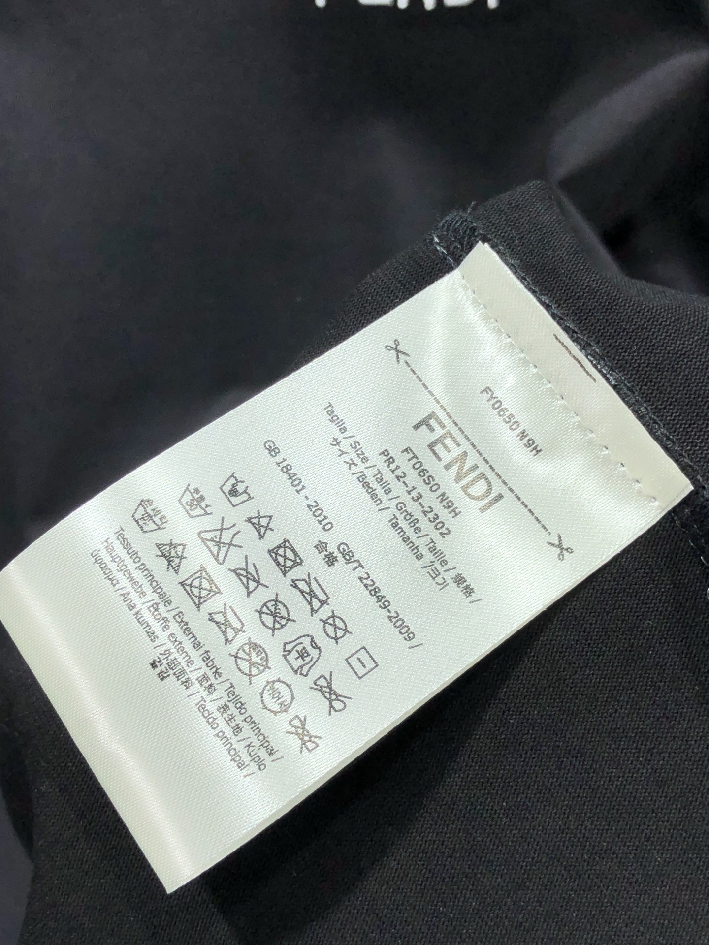 芬迪。🉑️穿200斤。2026春夏新品时尚圆领短袖👍高级定制百搭款式！更有实用感 任何人都可以轻松驾驭 