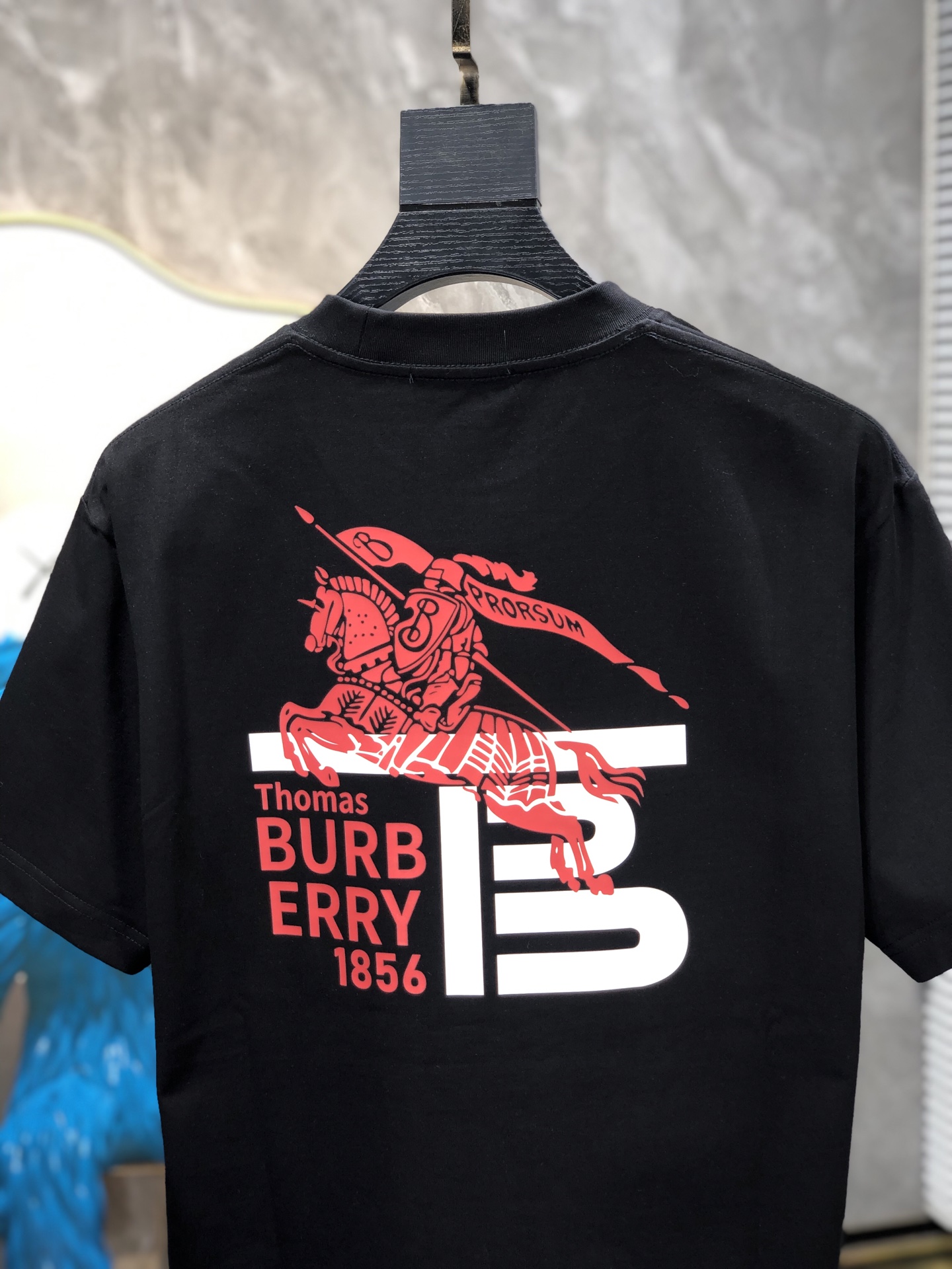 巴宝莉。🉑️穿200斤。2026春夏新品时尚圆领短袖👍高级定制百搭款式！更有实用感 任何人都可以轻松驾驭