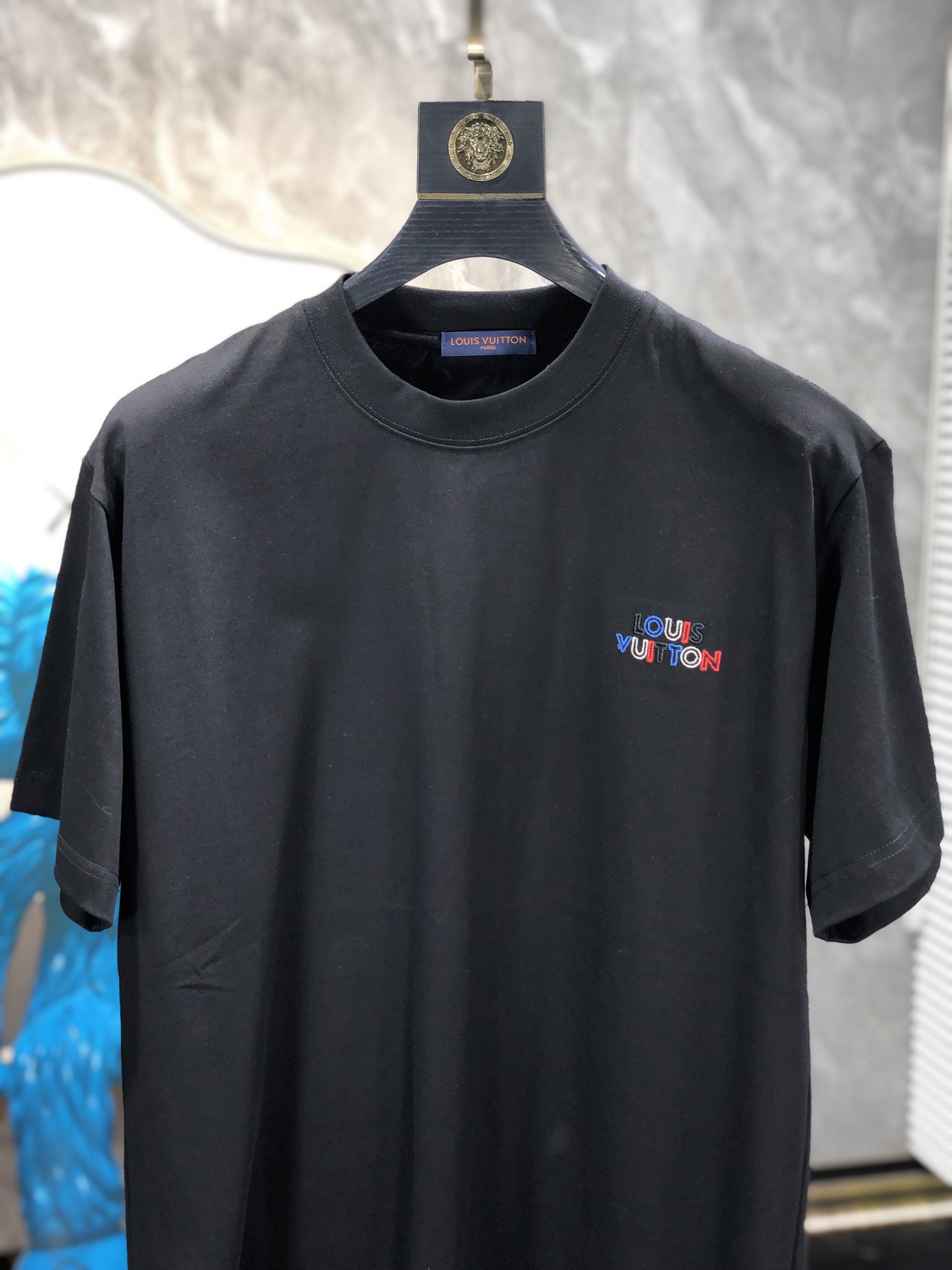 Lv。🉑️穿200斤。2026春夏新品时尚圆领短袖👍高级定制百搭款式！更有实用感 任何人都可以轻松驾驭 