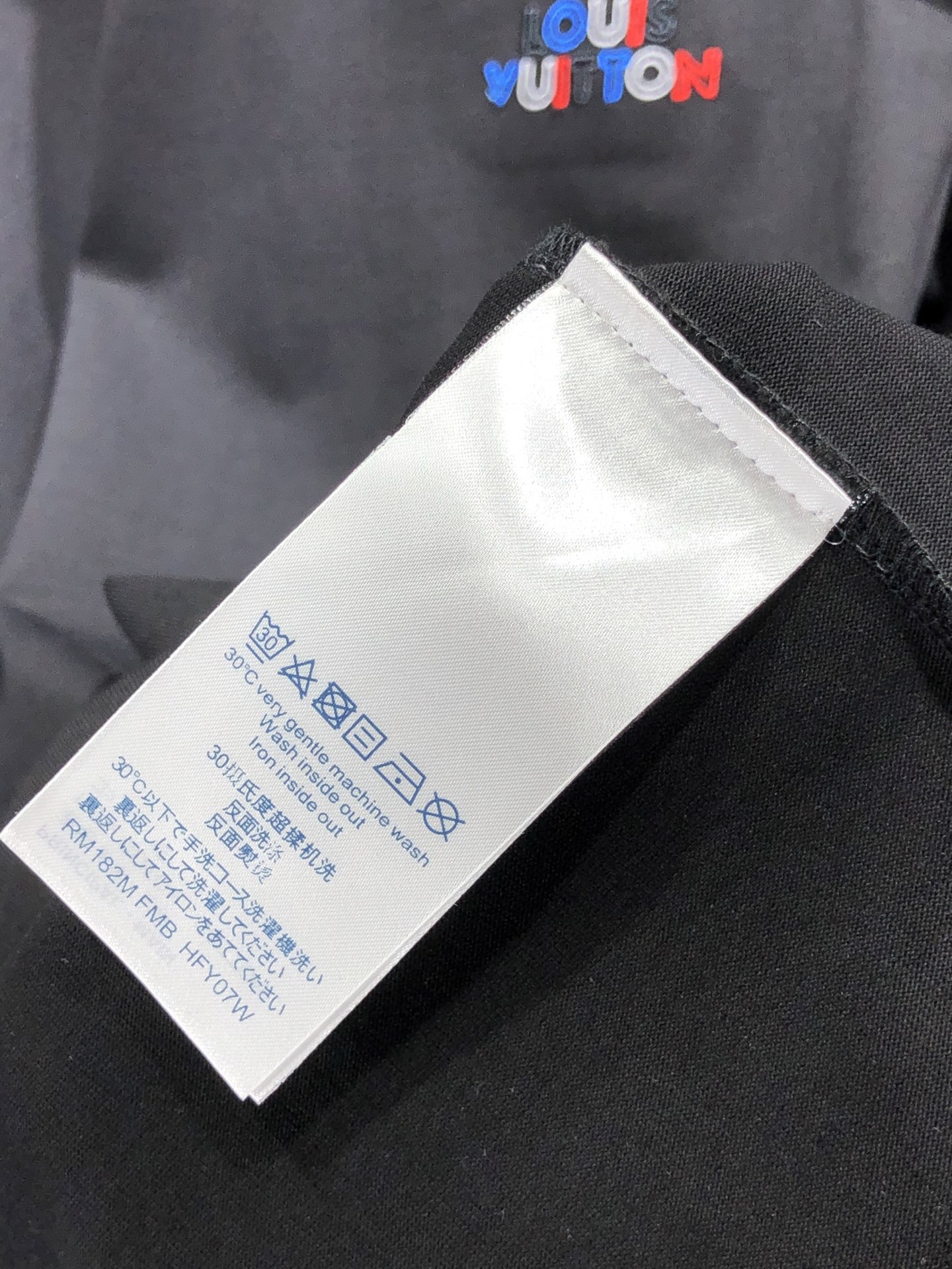 Lv。🉑️穿200斤。2026春夏新品时尚圆领短袖👍高级定制百搭款式！更有实用感 任何人都可以轻松驾驭 
