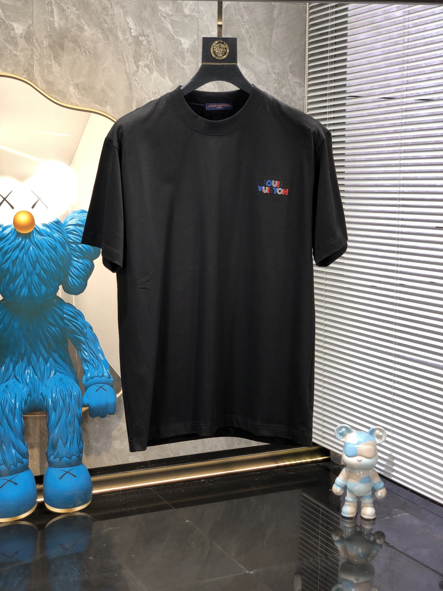 Lv。🉑️穿200斤。2026春夏新品时尚圆领短袖👍高级定制百搭款式！更有实用感 任何人都可以轻松驾驭 