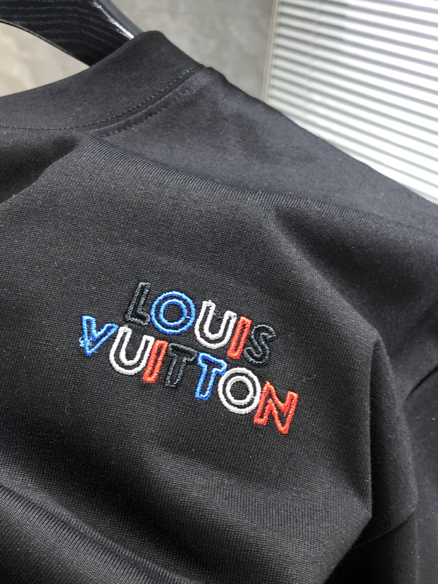 Lv。🉑️穿200斤。2026春夏新品时尚圆领短袖👍高级定制百搭款式！更有实用感 任何人都可以轻松驾驭 