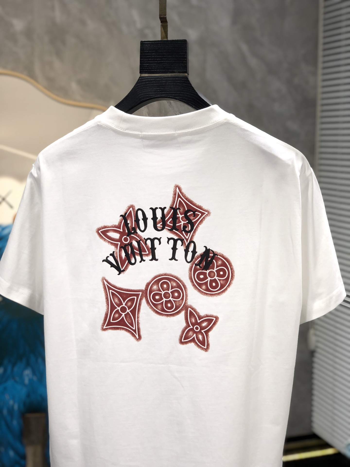 Lv。🉑️穿200斤。2026春夏新品时尚圆领短袖👍高级定制百搭款式！更有实用感 任何人都可以轻松驾驭 