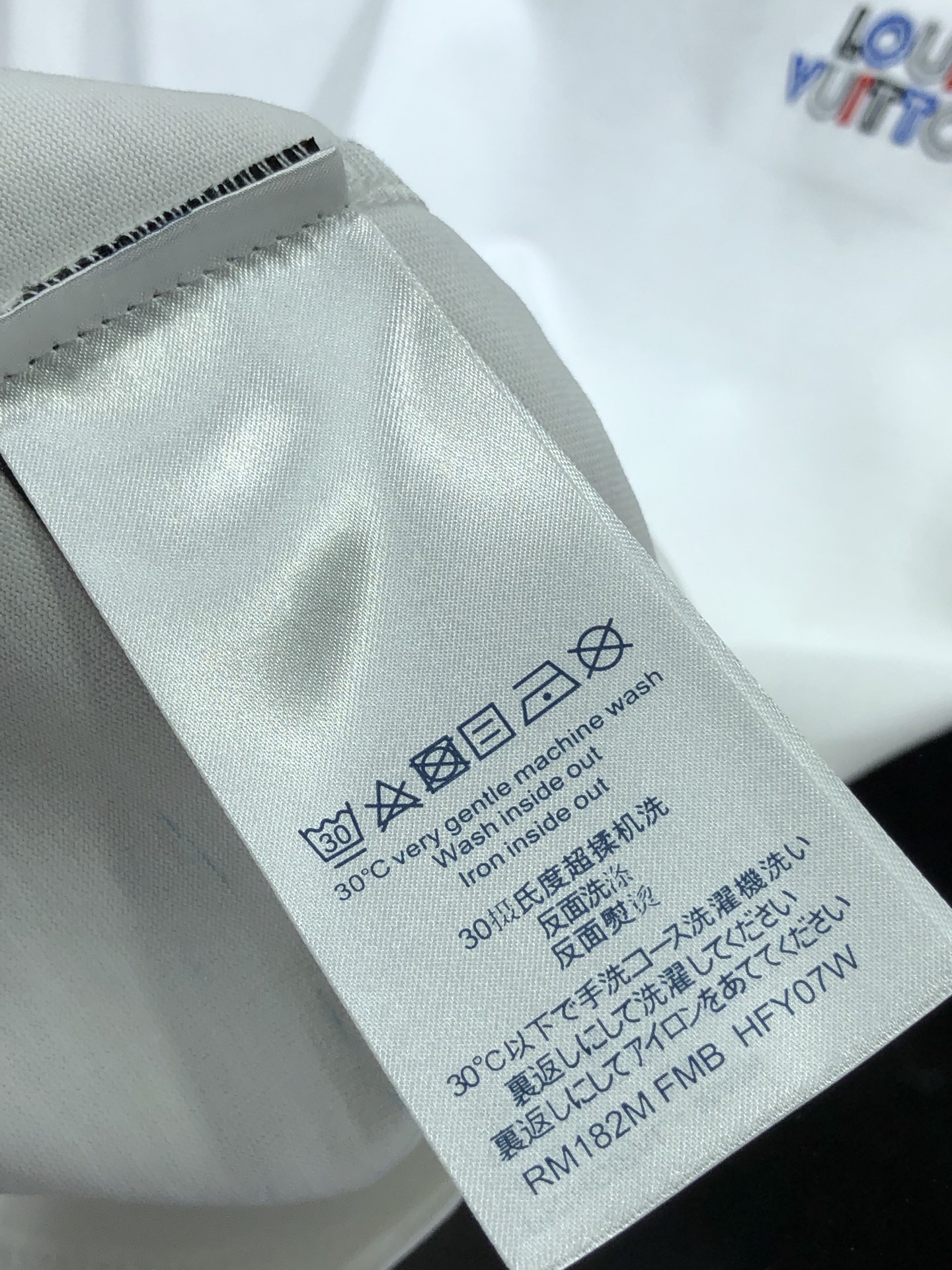Lv。🉑️穿200斤。2026春夏新品时尚圆领短袖👍高级定制百搭款式！更有实用感 任何人都可以轻松驾驭 