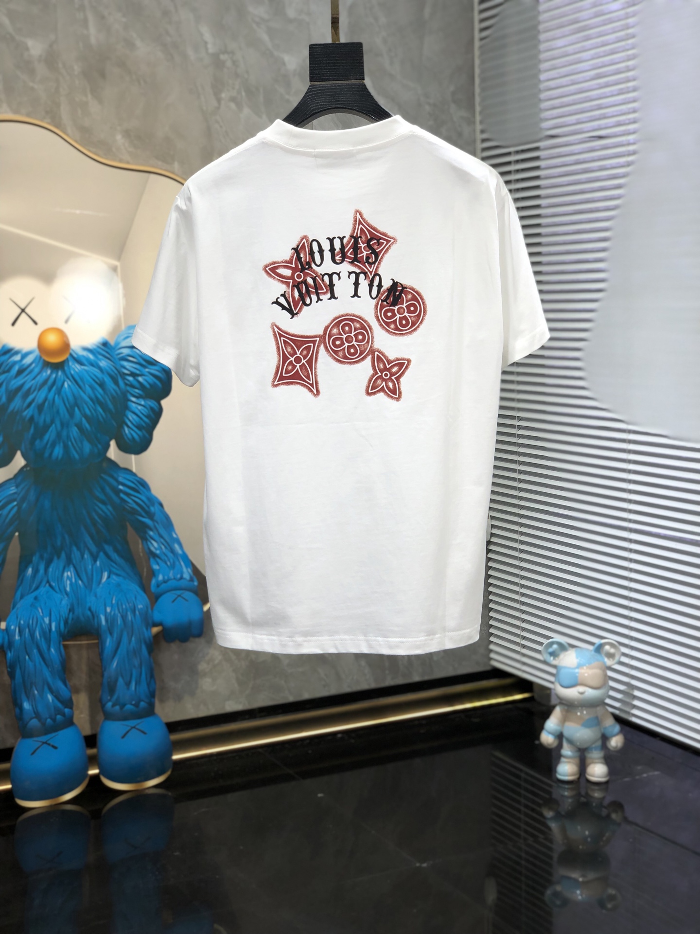 Lv。🉑️穿200斤。2026春夏新品时尚圆领短袖👍高级定制百搭款式！更有实用感 任何人都可以轻松驾驭 