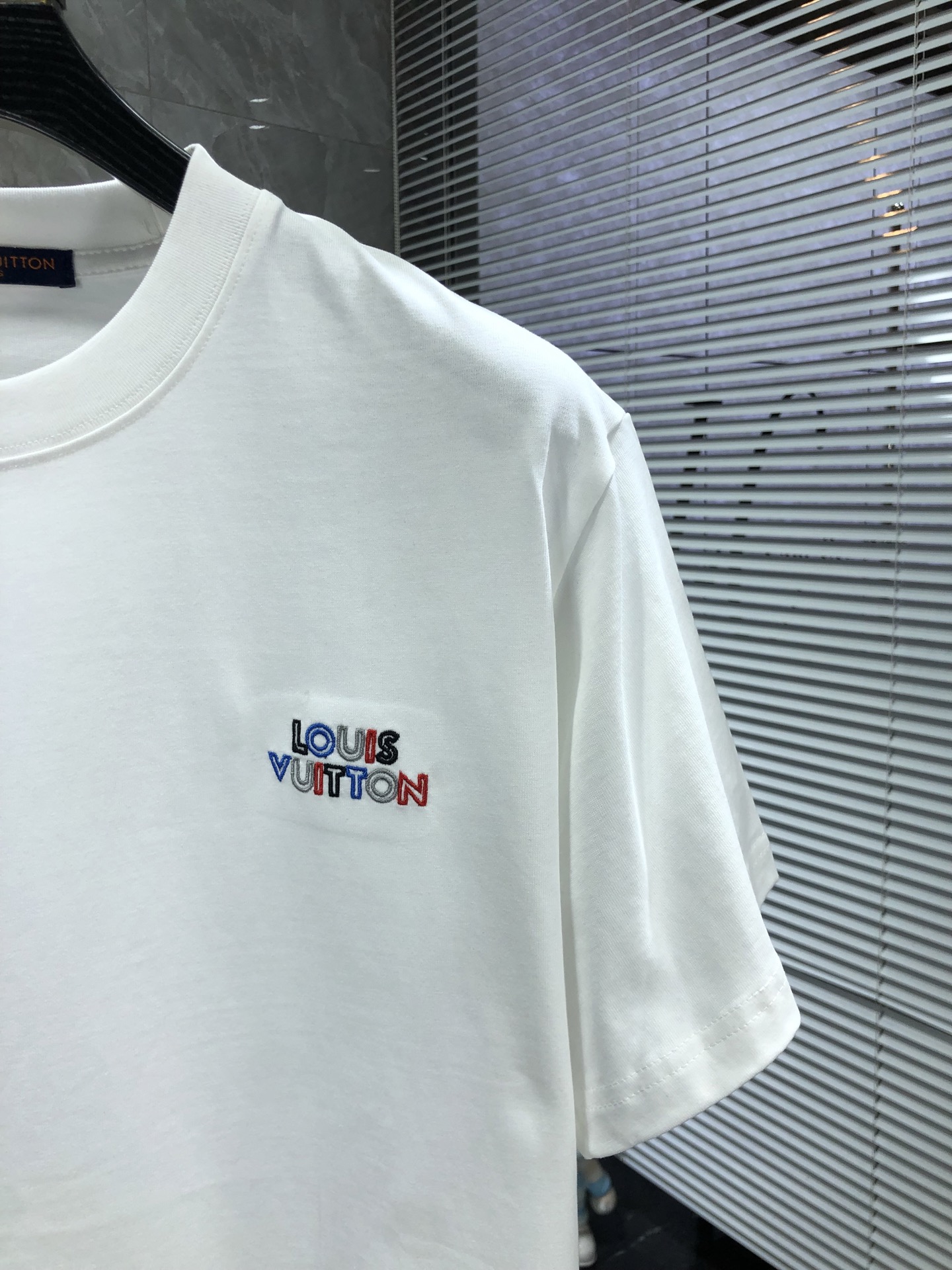 Lv。🉑️穿200斤。2026春夏新品时尚圆领短袖👍高级定制百搭款式！更有实用感 任何人都可以轻松驾驭 