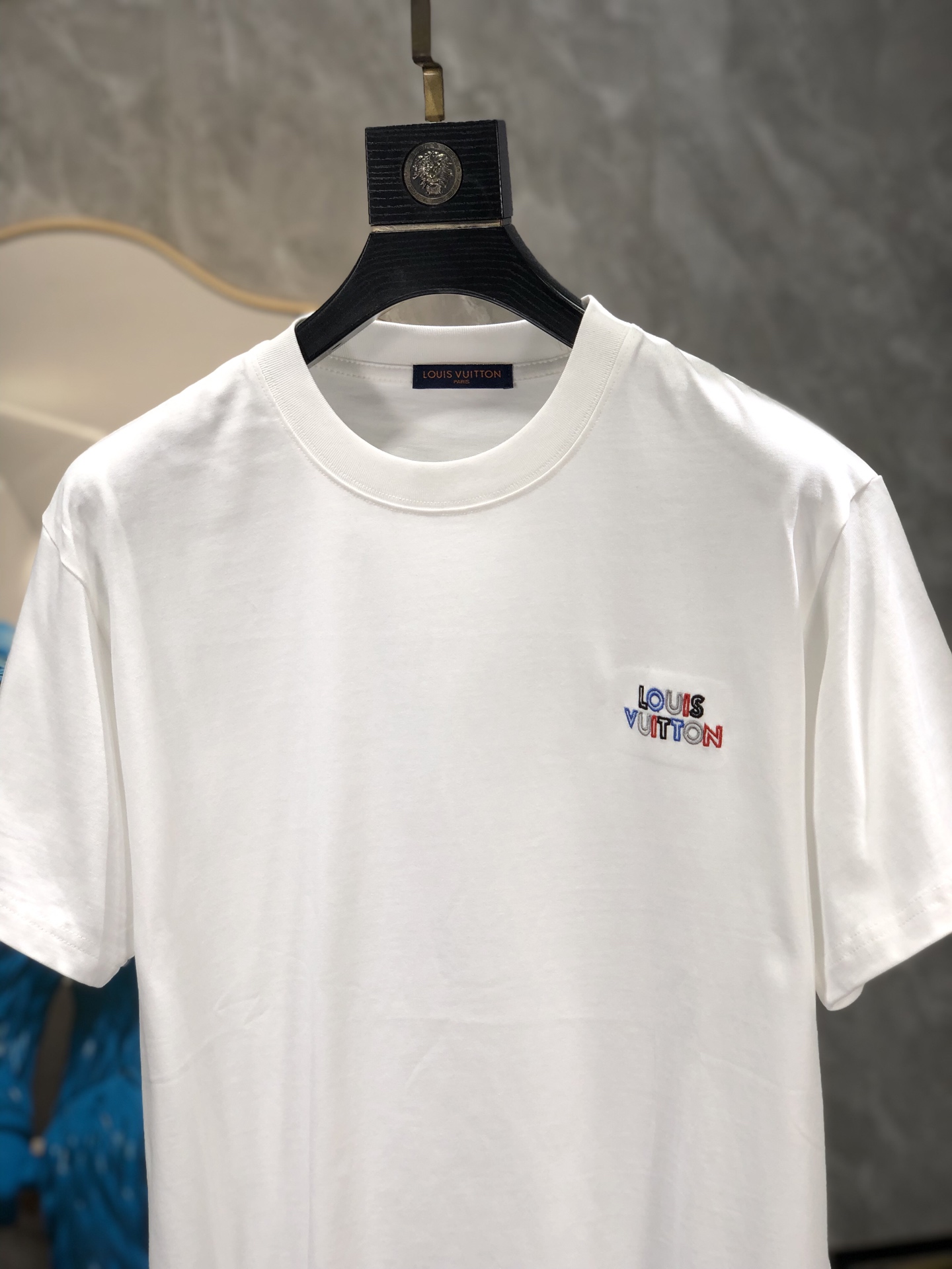 Lv。🉑️穿200斤。2026春夏新品时尚圆领短袖👍高级定制百搭款式！更有实用感 任何人都可以轻松驾驭 