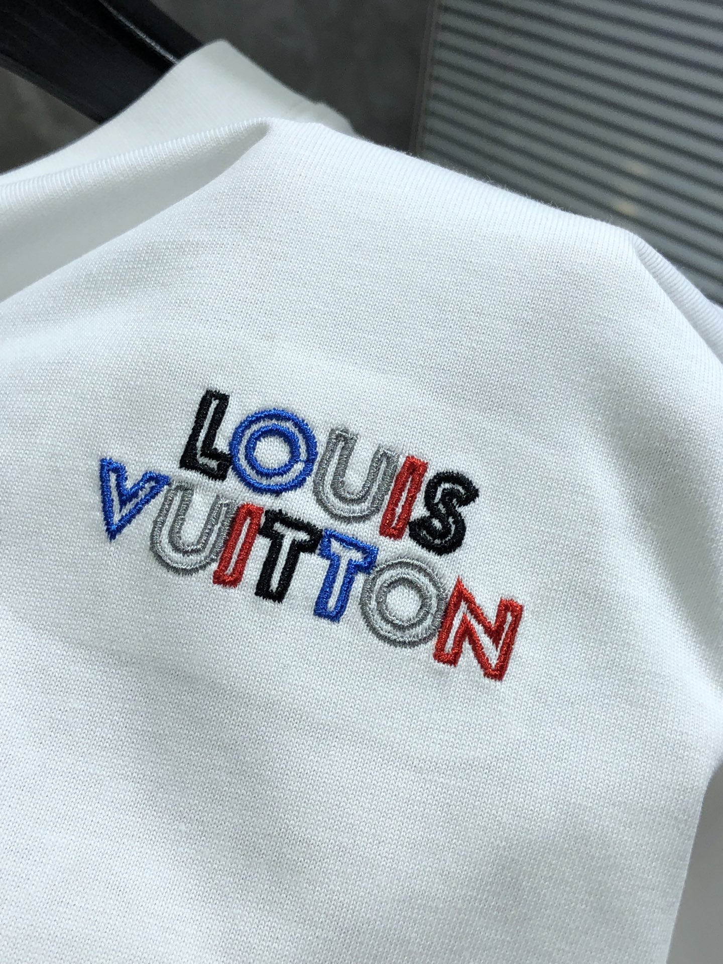 Lv。🉑️穿200斤。2026春夏新品时尚圆领短袖👍高级定制百搭款式！更有实用感 任何人都可以轻松驾驭 