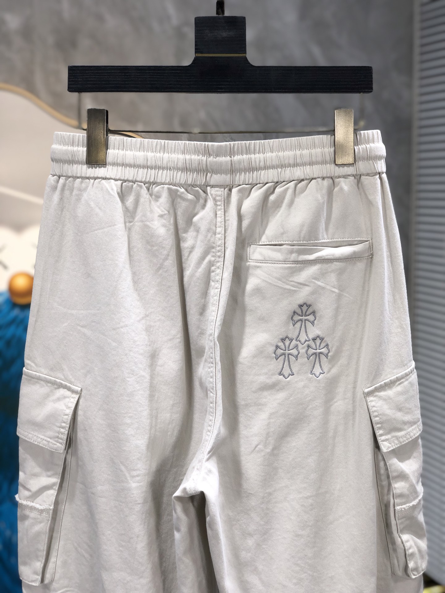 克罗心。26年春夏专柜新品同步上市。原单订制高品质时尚休闲牛仔裤。超级百搭款。独家定制面料，手感细腻柔软