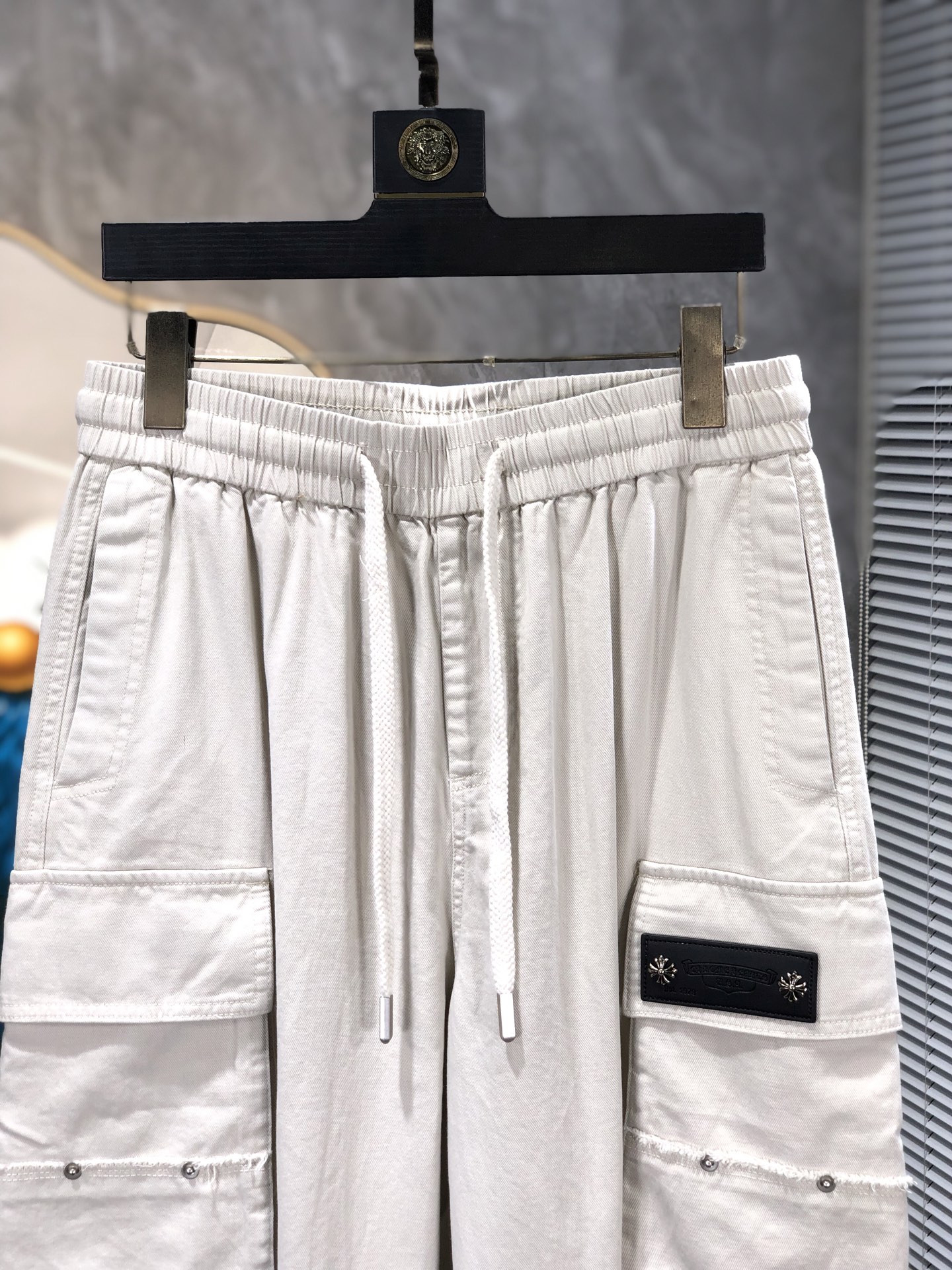 克罗心。26年春夏专柜新品同步上市。原单订制高品质时尚休闲牛仔裤。超级百搭款。独家定制面料，手感细腻柔软