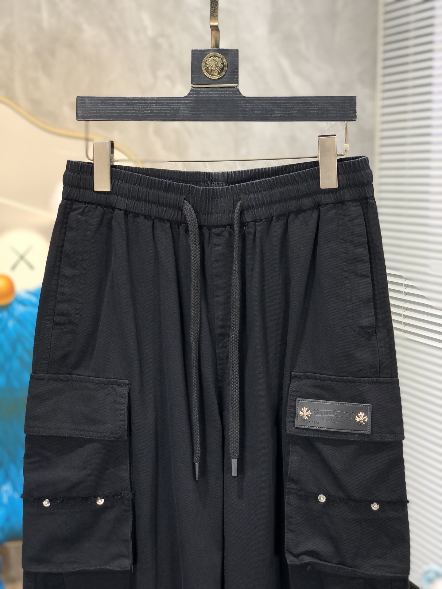 克罗心。26年春夏专柜新品同步上市。原单订制高品质时尚休闲裤。超级百搭款。独家定制面料，手感细腻柔软，贴