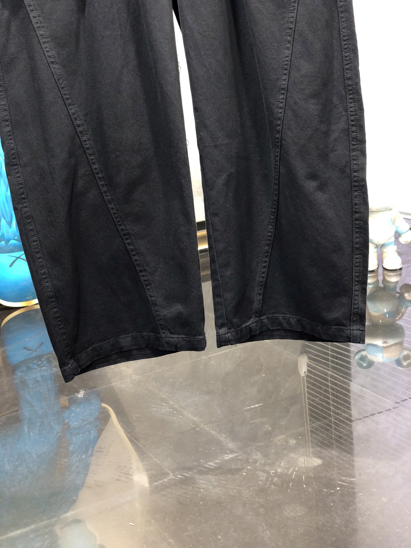 克罗心。26年春夏专柜新品同步上市。原单订制高品质时尚休闲裤。超级百搭款。独家定制面料，手感细腻柔软，贴