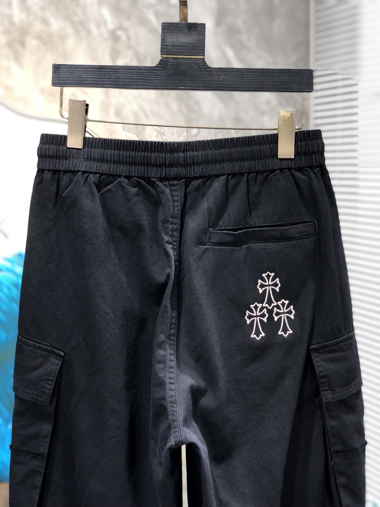 克罗心。26年春夏专柜新品同步上市。原单订制高品质时尚休闲裤。超级百搭款。独家定制面料，手感细腻柔软，贴
