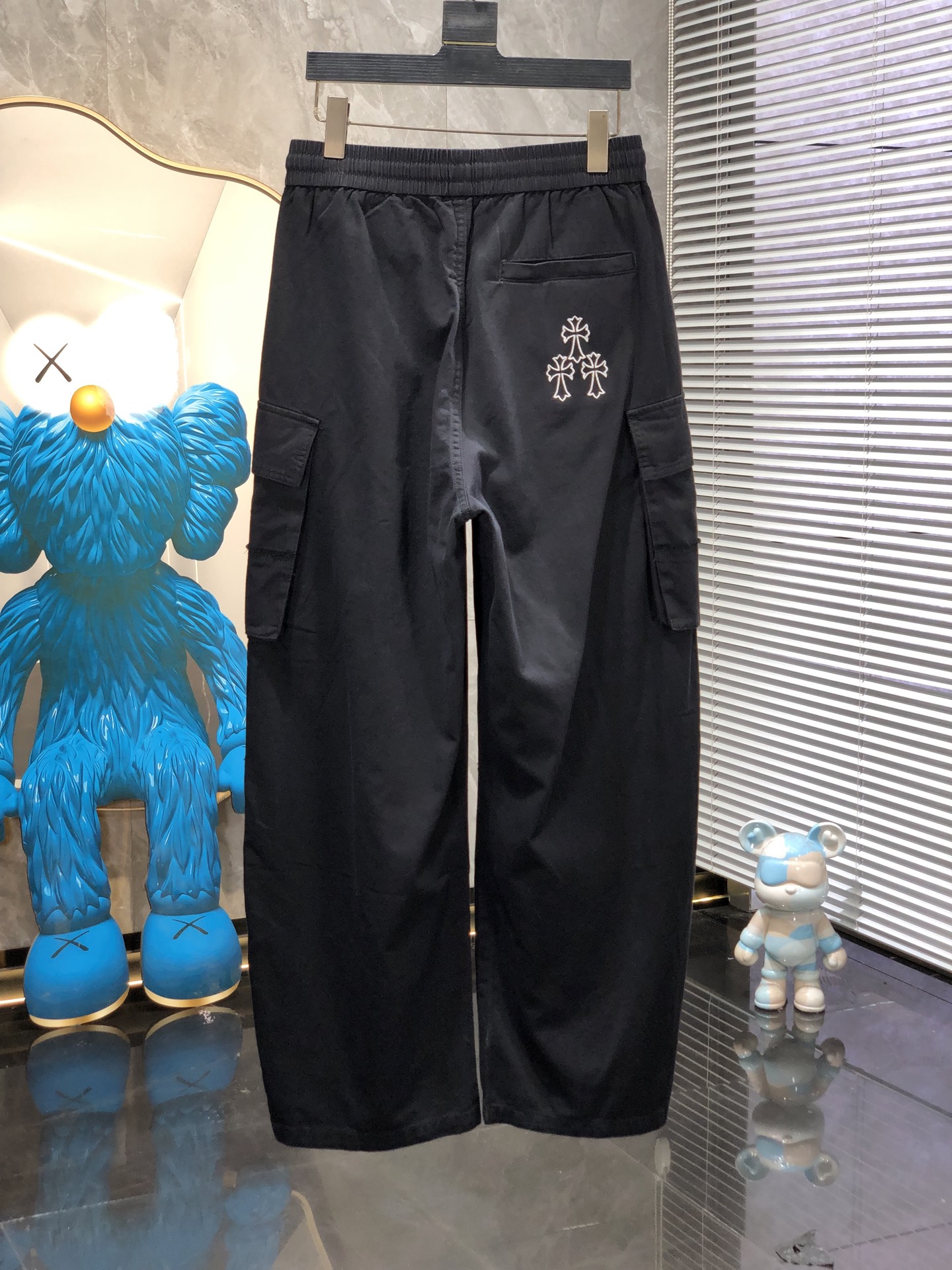 克罗心。26年春夏专柜新品同步上市。原单订制高品质时尚休闲裤。超级百搭款。独家定制面料，手感细腻柔软，贴